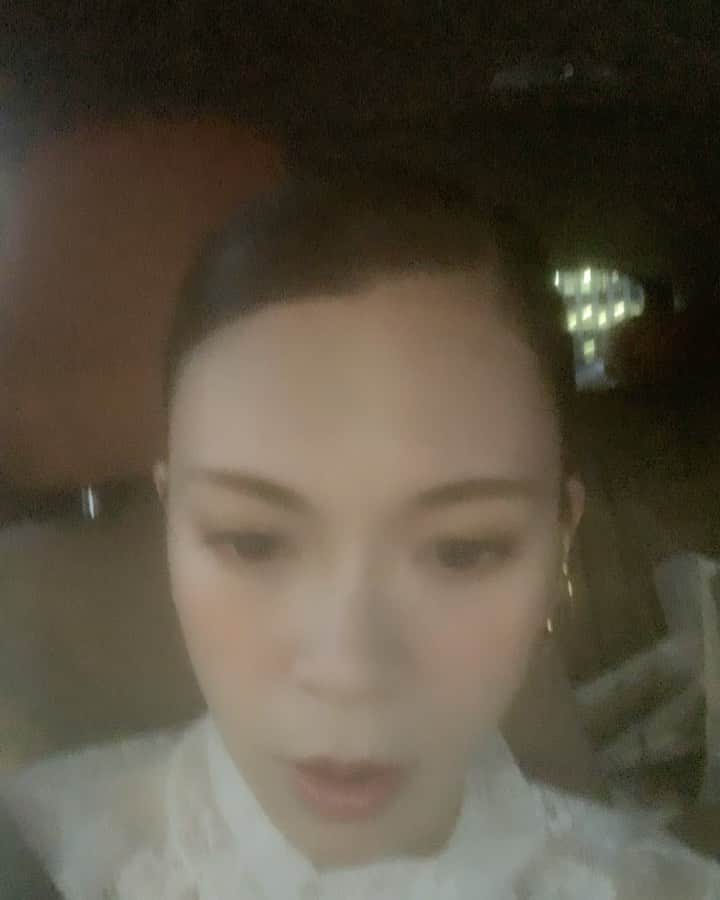 小柳ゆきのインスタグラム：「この後20時からインスタライブ です！ アルバムの感想聞かせてください🙂 . あ、歌いませんよ！ お気をつけを！！！  . . あ、ちなみに、運転中じゃないですよ笑！助手席です！！そんな無謀な事はしませんよー」