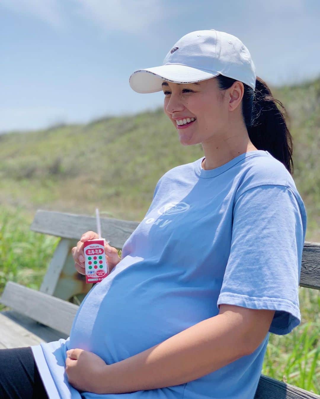 エリナ シルカのインスタグラム：「お腹がドドーン！🤰　 でも毎日頑張ってお散歩！ 最近の家族お散歩は目的地に着いたら 山田ディーが必死に双子を追いかけて、 私はベンチでのんびりミルミルタイム😂 双子妊娠時同様、 今回も悪阻がかなり酷くて…中々食べれない日々が続いたけど、 せめてビタミンや葉酸を摂取しようと必死に ミルミルSばっかり飲んでたな〜。 やっとつわりも落ち着いてきたからよかったけど、 引き続き毎日1本はお散歩に持って行ってる。 が！美味しすぎて双子に横取りされちゃうから 最近はミルミルもあわせて家族分持って行ってます👨‍👩‍👧‍👦🥤 産後もまた目まぐるしい日々が続くから、 せめて腸内をビフィズス菌でいっぱいにして カラダをサポートしていきたいな(^^) * * #PR #ミルミル #プレママ」