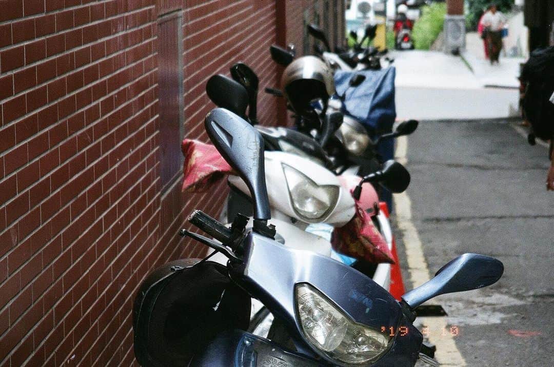 のインスタグラム：「台湾の街角  最近、台湾シリーズを蔵出しするのに  ハマりつつあります。  なんだろう、この写真もめっちゃ好き  これを機に写真に興味を持ってくれる人が  増えればいいな。  そういえば本日は  舞台『炎炎ノ消防隊』の稽古に  初参加してまいりましてん。  出演者の皆様が暖かくて  嬉しかったですねん。  仲良くなれますように、ですねん。  象日下部、宜しくですねん。  【どんな時でも心から皆を幸せに】  木津つばさ  #過去写真」