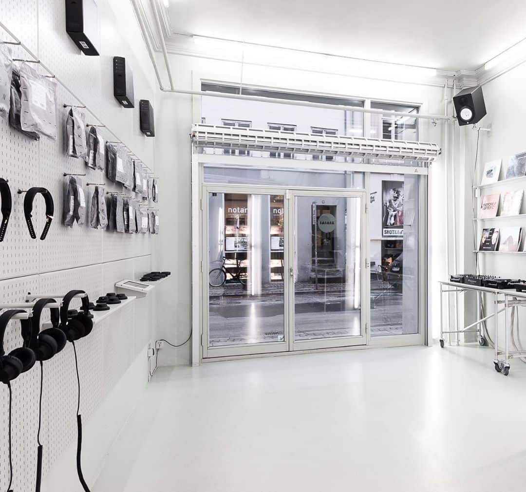 AIAIAIのインスタグラム：「This Friday, our Engineers will take over Studio A - so if in Copenhagen, drop by for a chance to learn more about our products and sustainability vision.... see you at Studiestræde 31 #aiaiai #headphones #modular」