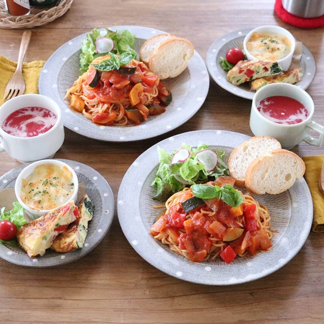 のインスタグラム：「♩ . . . ズッキーニたっぷりトマトパスタ スパニッシュオムレツ 鶏肉と玉ねぎのグラタン ビーツのポタージュ . . . #yunaご飯#lin_stagrammer#kurashiru#delistagrammer#Japanesefood#ロカリキッチン#デリスタグラマー#クッキングラム#クッキングラムアンバサダー#タベリー#フーディーテーブル#Kissカメラ#iegohanphoto#てづくりごはん365#おうちごはん#おうちごはんlover#ママリクッキング#マカロニメイト#おうちごはん通信#キッチングラム#おうちカフェ#夜ごはん#晩ごはん#dinner#小石原焼#翁明窯元#パスタ#HASAMI#マルヒロ」