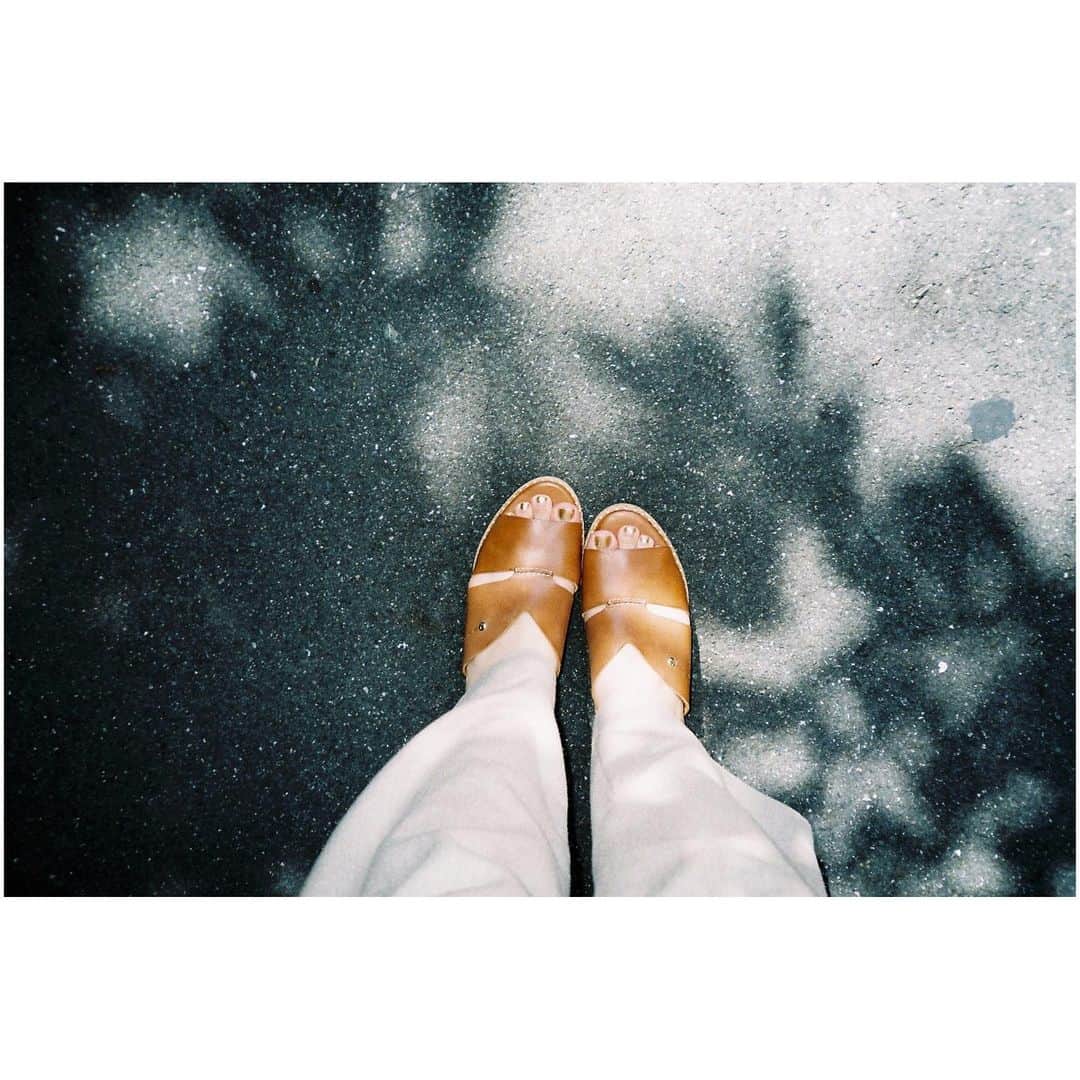 小口桃子さんのインスタグラム写真 - (小口桃子Instagram)「革が柔らかくて、すぐに自分の足に馴染んでくれる﻿ ﻿ 長時間歩いても疲れ知らずな優秀サンダル👡﻿ 最近のお気に入りです。﻿ ﻿ @pikolinos_shoes﻿ ﻿ #pikolinos#shoes#camera#filmcamera#filmphotography#film#MINOLTA#minoltacapios115s#fujifilm100#フィルムカメラ#フィルム#ogumomofilm」7月2日 19時24分 - momoko_oguchi