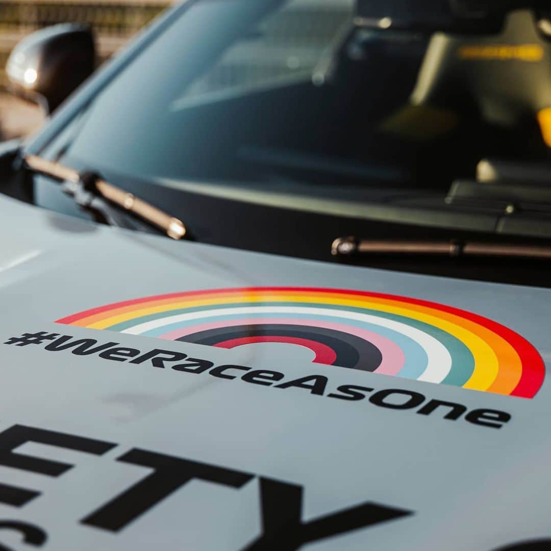 F1さんのインスタグラム写真 - (F1Instagram)「Introducing a new look for the Safety Car 🌈 . #WeRaceAsOne #F1 #Formula1 #Mercedes  . 📸 - @mercedesamgf1」7月2日 19時37分 - f1