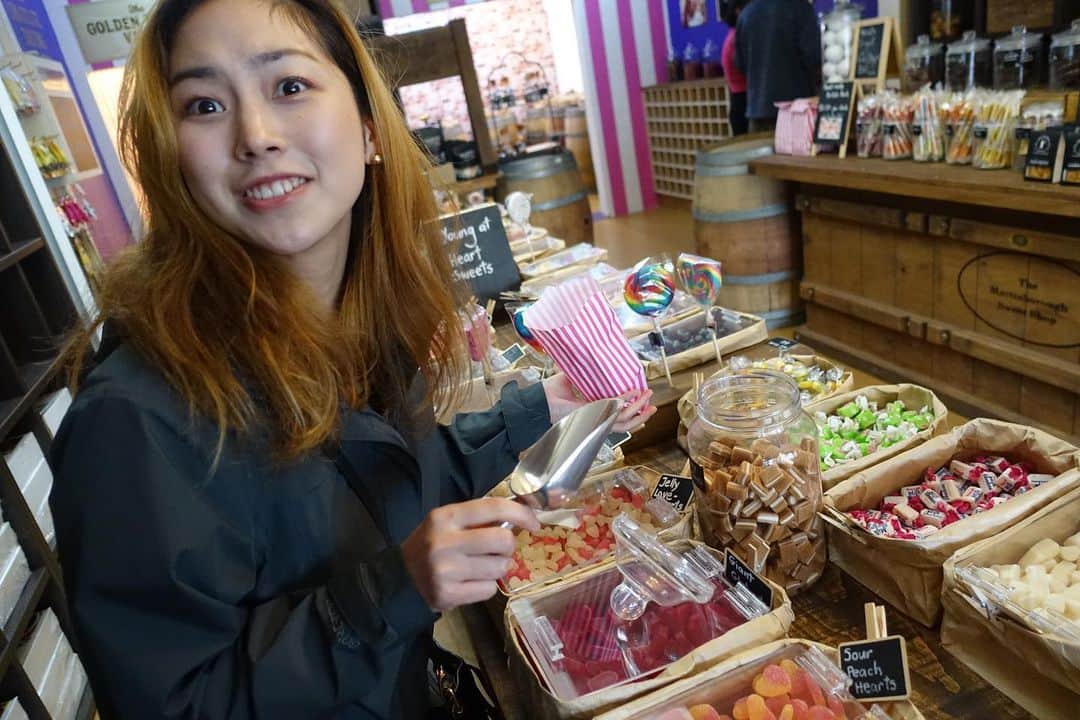 のインスタグラム：「やっぱりわたし女の子だわ👱🏻‍♀️🍭🍬🍫🍪🍼 可愛いお店見ると入りたくなっちゃう❤︎ こんなカラフルでキュートなお店🌈 顔がうざくなっちゃうほど、テンションあがっちゃう⤴︎ #可愛いお店 #カラフル #キャンディ #グミ #チョコレート #キャラメル」