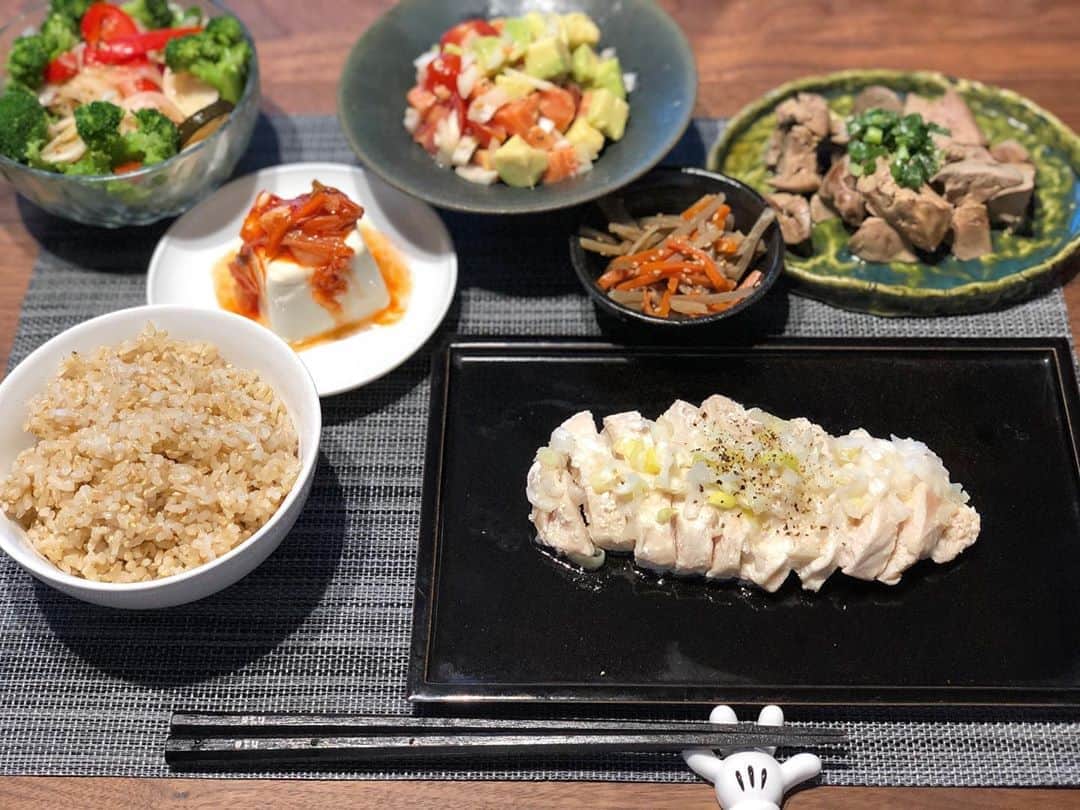 西木恵美里のインスタグラム：「#鶏胸肉のネギ塩ダレ  #とり塩レバー  #サーモンとアボカドのサラダ #マリネサラダ #キムチ豆腐  #きんぴらごぼう #玄米ごはん   ご飯炊いてなかったの途中で気付いて、一品ふえた🤫」