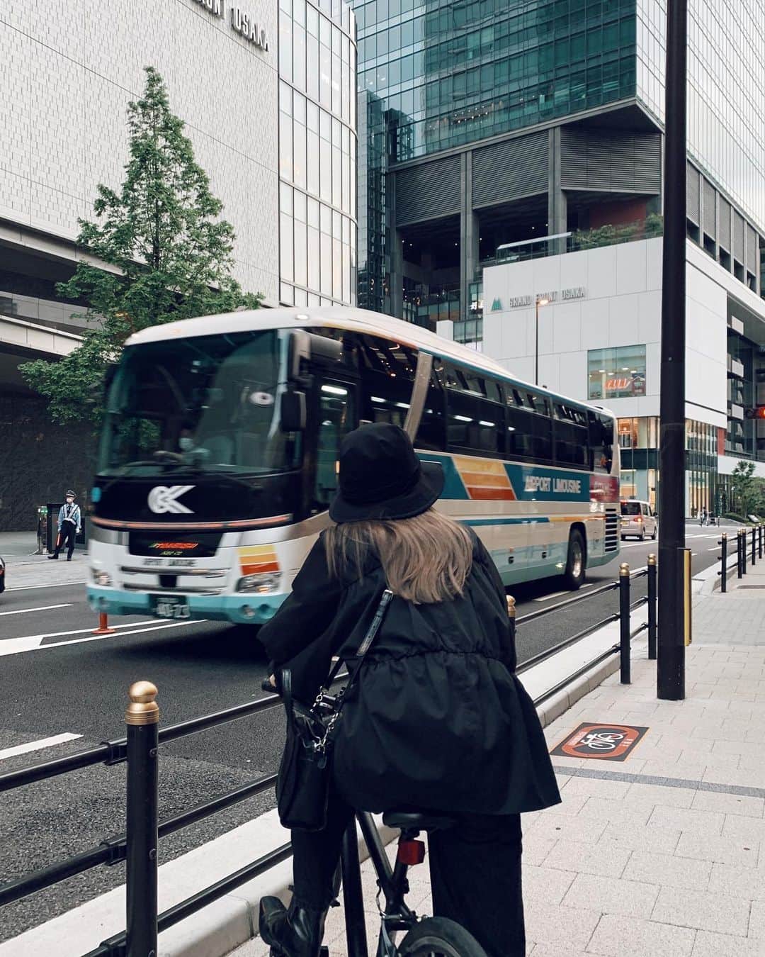 かんだまのインスタグラム：「大阪きて初めて色々回ってワクワクとともに長時間漕ぎ続けて脚パンパンになった日の記念の写真🚲 . この自転車はパークさん @parcmanther_3 から頂いたのです。fujiのクロスバイス。大切に大切に乗りまくってます。ありがとうパークさん🙏」
