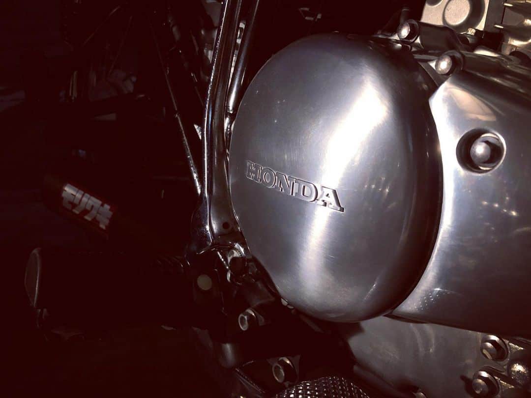 近藤廉さんのインスタグラム写真 - (近藤廉Instagram)「たまらん、この感じ。  夏はバイクのシーズン！！ 楽しんでいきまーす☺️✨ #cb400ss #motorcycle  #honda #モリワキ　#バイク」7月2日 19時43分 - smirenofficial