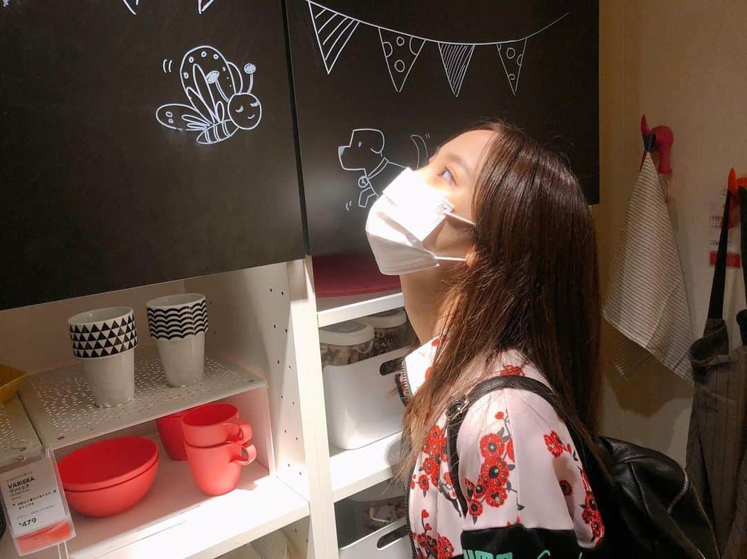 飯窪春菜のインスタグラム：「…🐝💭 ・ ・ あ！ハチさん！ と思って撮ったけど 後々見たらちょうちょでした…🤣🦋 ・ ・ ・ #IKEA #ハチ  #じゃないよ #ちょうちょ だよ #はるなの毎日  #飯窪ってる」