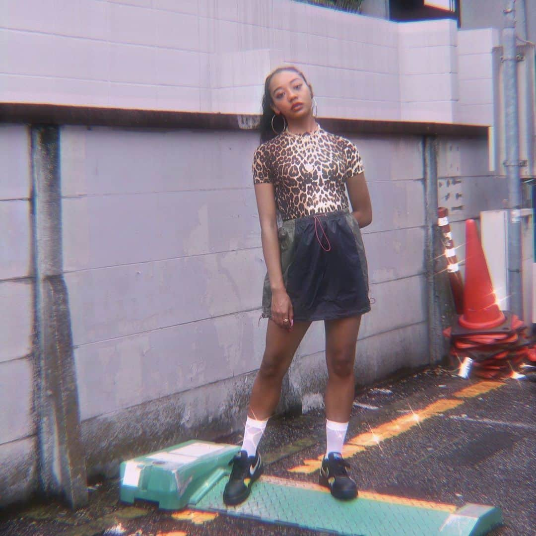 アトモスガールズ/atmos girlsさんのインスタグラム写真 - (アトモスガールズ/atmos girlsInstagram)「NIKE AIR FORCE 1/BRAZER MIDからニューデザインが登場！！🔥  角度によって見えるカラーが変わる不思議なスウッシュが様々な所に施された斬新なデザイン✨ コーデのアクセントになる一足です✊🏻🤍  7/3(fri)からatmos pink 各店、atmos pink .comより発売開始！  #atmospink #アトモスピンク  #nike #ナイキ」7月2日 19時48分 - atmos_pink_official