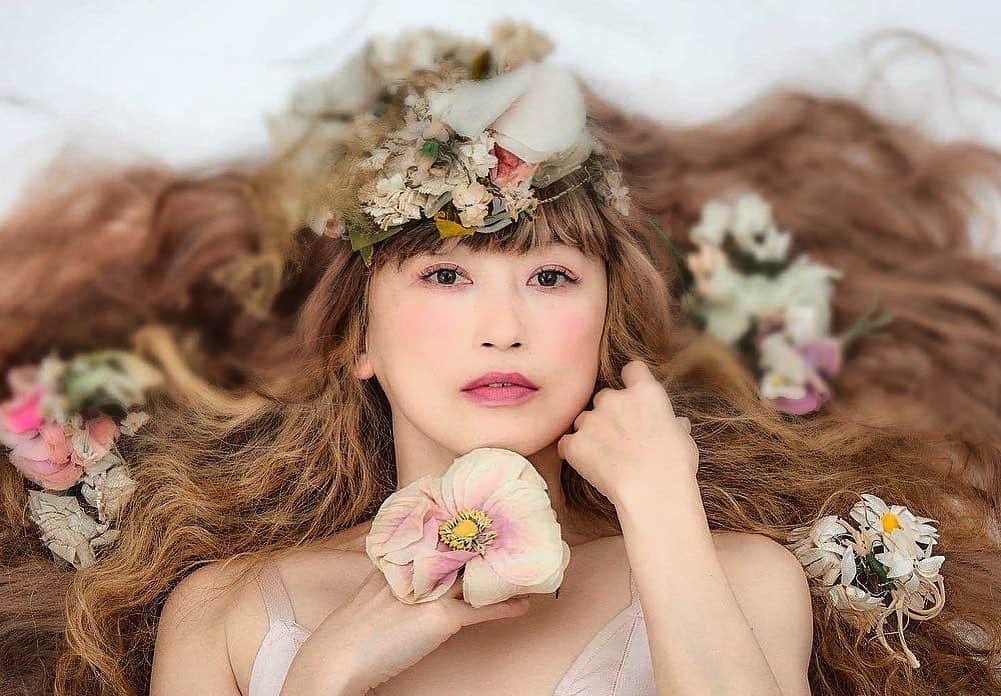 のインスタグラム：「立体感  Photo session 2019 Cameraman @akihiko_yokoi  Hair makeup @fusaetachibana  @paille.dor @baraironoboushi_official  @gabriellepeco」