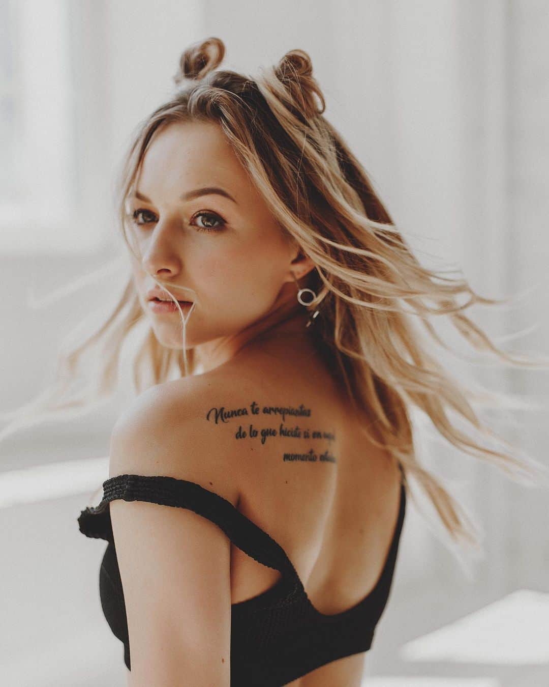 ダリア・スピリドーノワのインスタグラム：「⚡️ MOOD JULY 💥 ⠀ 📸 - Крутая женщина @kasapovaphoto 🤘🤩 MakeUp - @mua.katerina 💄 открыла для меня новый  образ, который мне очень подошёл 🥰 Как вам такой образ 🥰👇」