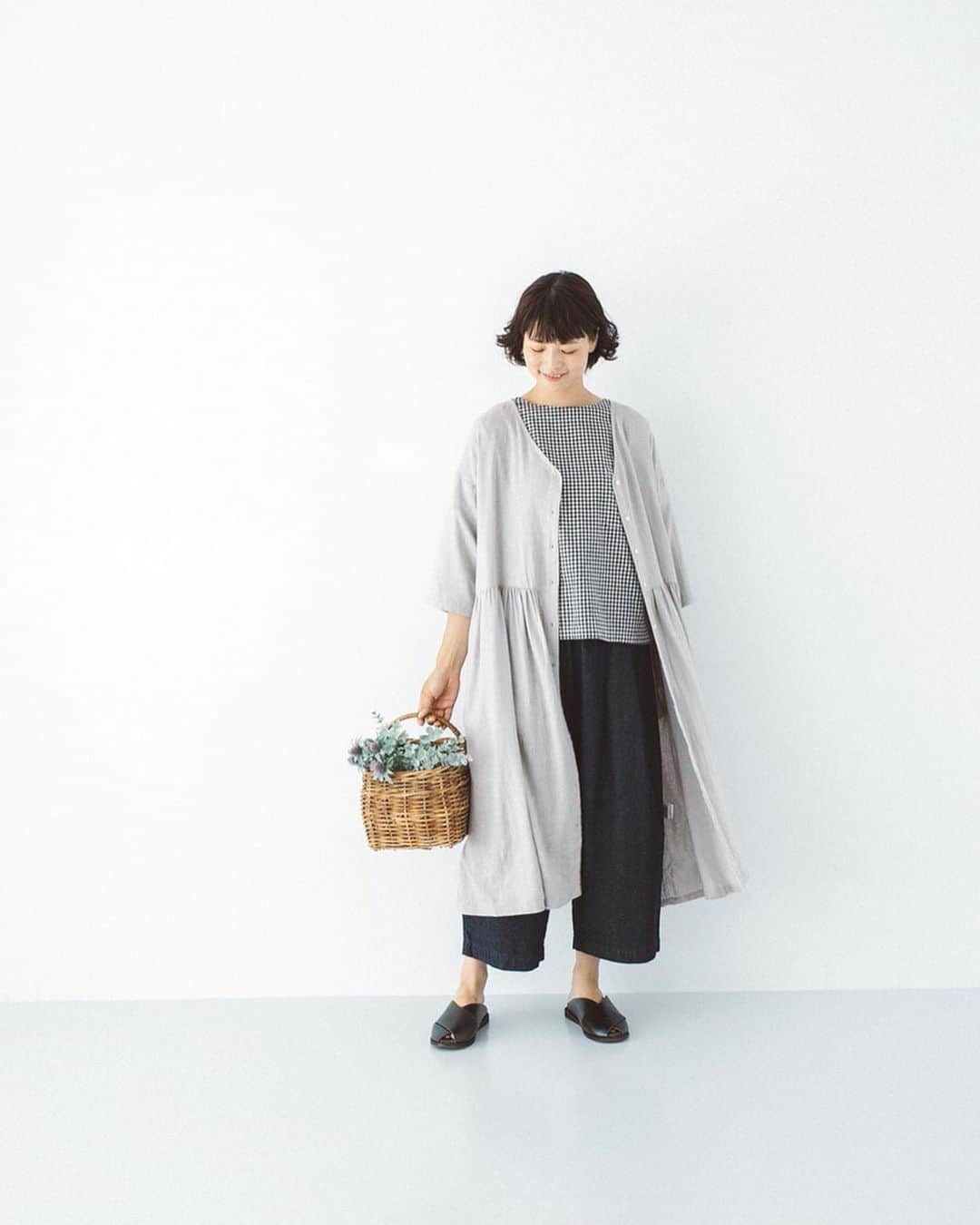 ナチュランさんのインスタグラム写真 - (ナチュランInstagram)「毎日を心地よく【 Crea delice ＆ peniphass 】夏のリネンウェア﻿ ﻿ さらりとしたタッチが夏の肌に心地よい、麻素材を使った新作アイテムが「Crea delice」「peniphass」より届きました。﻿ ふんわりと素肌を包み込むゆったり軽やかな着心地で清涼感ある装いが楽しめる、夏のリネンウェアをご紹介します。﻿ ﻿ ﻿ -----------﻿ ■バンドカラーシャツ［CRD-2A45-0290-A］﻿ ■ゆったりキュロパン［CRD-2A45-0289-A］﻿ 洗いざらしのような風合いが魅力のリネン100％で仕立てた、爽やかなイエローカラーのブラウス。さらっとした肌触りとゆとりのあるシルエットで着心地も快適です。﻿ ロングスカートのような女性らしいシルエットでコーディネートもしやすい、ボリューム感たっぷりなキュロットパンツ。素肌に心地よい軽やかなコットンリネン素材で汗ばむ季節も涼しく過ごせます。﻿ ﻿ ﻿ -----------﻿ ■Vネックロングカーデ［CRD-2A45-0292-A］﻿ ゆったりと開いた深めのVネックが上品なロングカーディガン。切り替えラインにギャザーを加えたゆったりとした身幅で、夏の羽織りとしてデイリーに活躍する1着。レギンスやロングスカートに重ねて前ボタンを留めれば、Vネックワンピースとして楽しむこともできます。﻿ ﻿ ﻿ -----------﻿ ■バンドカラーチュニックブラウス［CRD-2A45-0291-A］﻿ ボタンの下の大きなタックや後ろの切り替えギャザーなど、女性らしい柔らかなシルエットが魅力のチュニックブラウス。細身のパンツできれいめに、ボリューミーなフレアスカートでナチュラルにと、さまざまなコーディネートが楽しめます。﻿ ﻿ ﻿ ﻿ ﻿ ------------------------------﻿ ▶️お買いものは写真内のタグをタップしてくださいね。またはプロフィールからもナチュランへリンクしています。→@natulan_official﻿ ﻿ ▶️写真内のタグは、販売中でも消えている場合がございます。ぜひ、ナチュランの検索窓から、注文番号又は商品名を、検索してみてくださいね。﻿ ﻿ ▶️プロフィール画面では、季節のおすすめ商品や、再入荷情報をご紹介しています。ぜひ、ご覧くださいませ。→@natulan_official﻿ ﻿ ----------- #lifewear #fashion #今日のコーデ #コーディネート #ファッション #ナチュラル #ナチュラン #natulan #日々の暮らし #暮らしを楽しむ #シンプルライフ #シンプルコーデ #大人女子 #大人コーデ #ナチュラルコーデ #リネン服 #リネンワンピース #ワンピースコーデ #リネンカーディガン #ロングカーディガン #羽織り #リネンチュニック #チュニック #チュニックブラウス #チュニックコーデ #Creadelice #クレアデリス #peniphass #ペニファス #natulan_official @ssmiyoss」7月2日 19時55分 - natulan_official