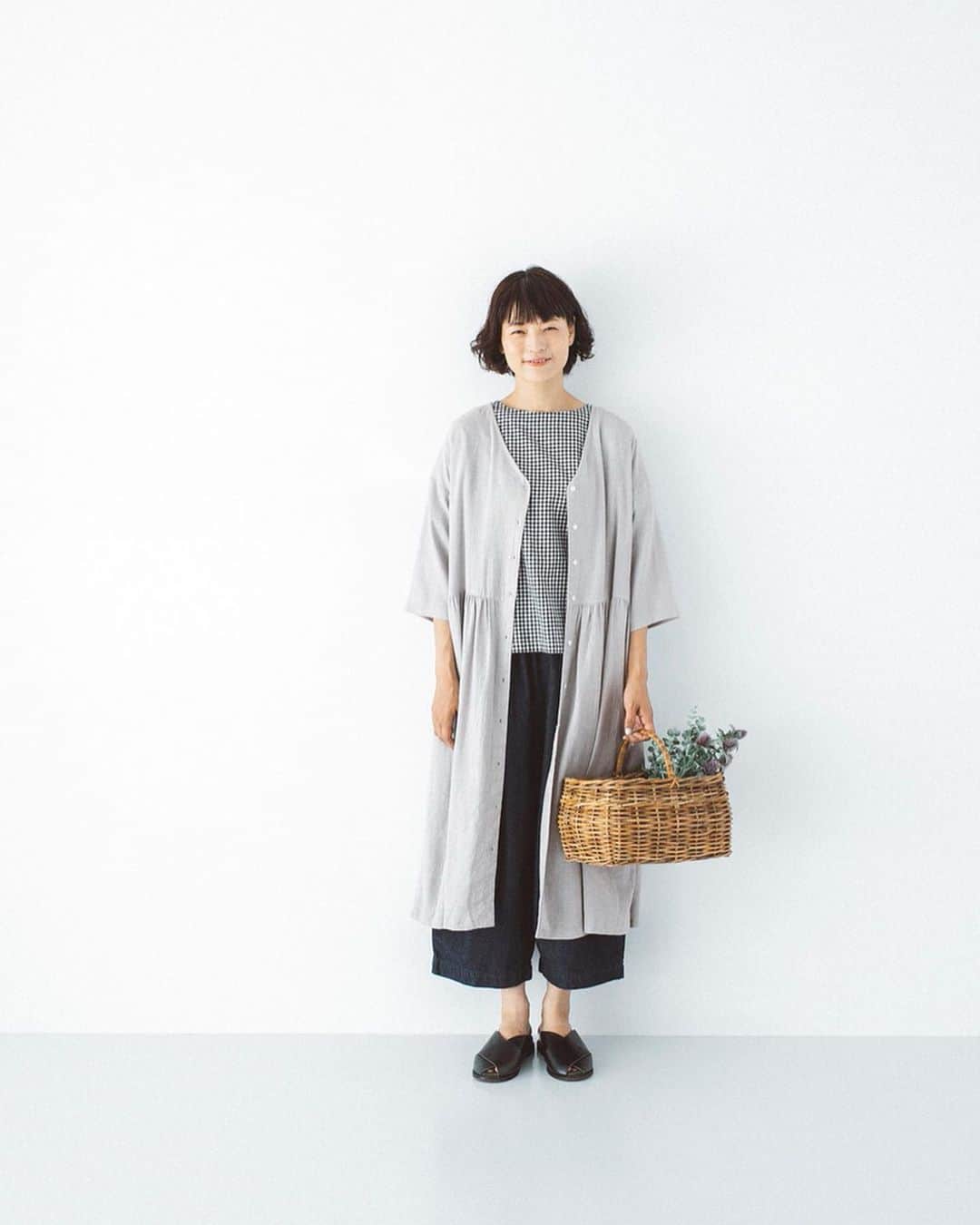 ナチュランさんのインスタグラム写真 - (ナチュランInstagram)「毎日を心地よく【 Crea delice ＆ peniphass 】夏のリネンウェア﻿ ﻿ さらりとしたタッチが夏の肌に心地よい、麻素材を使った新作アイテムが「Crea delice」「peniphass」より届きました。﻿ ふんわりと素肌を包み込むゆったり軽やかな着心地で清涼感ある装いが楽しめる、夏のリネンウェアをご紹介します。﻿ ﻿ ﻿ -----------﻿ ■バンドカラーシャツ［CRD-2A45-0290-A］﻿ ■ゆったりキュロパン［CRD-2A45-0289-A］﻿ 洗いざらしのような風合いが魅力のリネン100％で仕立てた、爽やかなイエローカラーのブラウス。さらっとした肌触りとゆとりのあるシルエットで着心地も快適です。﻿ ロングスカートのような女性らしいシルエットでコーディネートもしやすい、ボリューム感たっぷりなキュロットパンツ。素肌に心地よい軽やかなコットンリネン素材で汗ばむ季節も涼しく過ごせます。﻿ ﻿ ﻿ -----------﻿ ■Vネックロングカーデ［CRD-2A45-0292-A］﻿ ゆったりと開いた深めのVネックが上品なロングカーディガン。切り替えラインにギャザーを加えたゆったりとした身幅で、夏の羽織りとしてデイリーに活躍する1着。レギンスやロングスカートに重ねて前ボタンを留めれば、Vネックワンピースとして楽しむこともできます。﻿ ﻿ ﻿ -----------﻿ ■バンドカラーチュニックブラウス［CRD-2A45-0291-A］﻿ ボタンの下の大きなタックや後ろの切り替えギャザーなど、女性らしい柔らかなシルエットが魅力のチュニックブラウス。細身のパンツできれいめに、ボリューミーなフレアスカートでナチュラルにと、さまざまなコーディネートが楽しめます。﻿ ﻿ ﻿ ﻿ ﻿ ------------------------------﻿ ▶️お買いものは写真内のタグをタップしてくださいね。またはプロフィールからもナチュランへリンクしています。→@natulan_official﻿ ﻿ ▶️写真内のタグは、販売中でも消えている場合がございます。ぜひ、ナチュランの検索窓から、注文番号又は商品名を、検索してみてくださいね。﻿ ﻿ ▶️プロフィール画面では、季節のおすすめ商品や、再入荷情報をご紹介しています。ぜひ、ご覧くださいませ。→@natulan_official﻿ ﻿ ----------- #lifewear #fashion #今日のコーデ #コーディネート #ファッション #ナチュラル #ナチュラン #natulan #日々の暮らし #暮らしを楽しむ #シンプルライフ #シンプルコーデ #大人女子 #大人コーデ #ナチュラルコーデ #リネン服 #リネンワンピース #ワンピースコーデ #リネンカーディガン #ロングカーディガン #羽織り #リネンチュニック #チュニック #チュニックブラウス #チュニックコーデ #Creadelice #クレアデリス #peniphass #ペニファス #natulan_official @ssmiyoss」7月2日 19時55分 - natulan_official