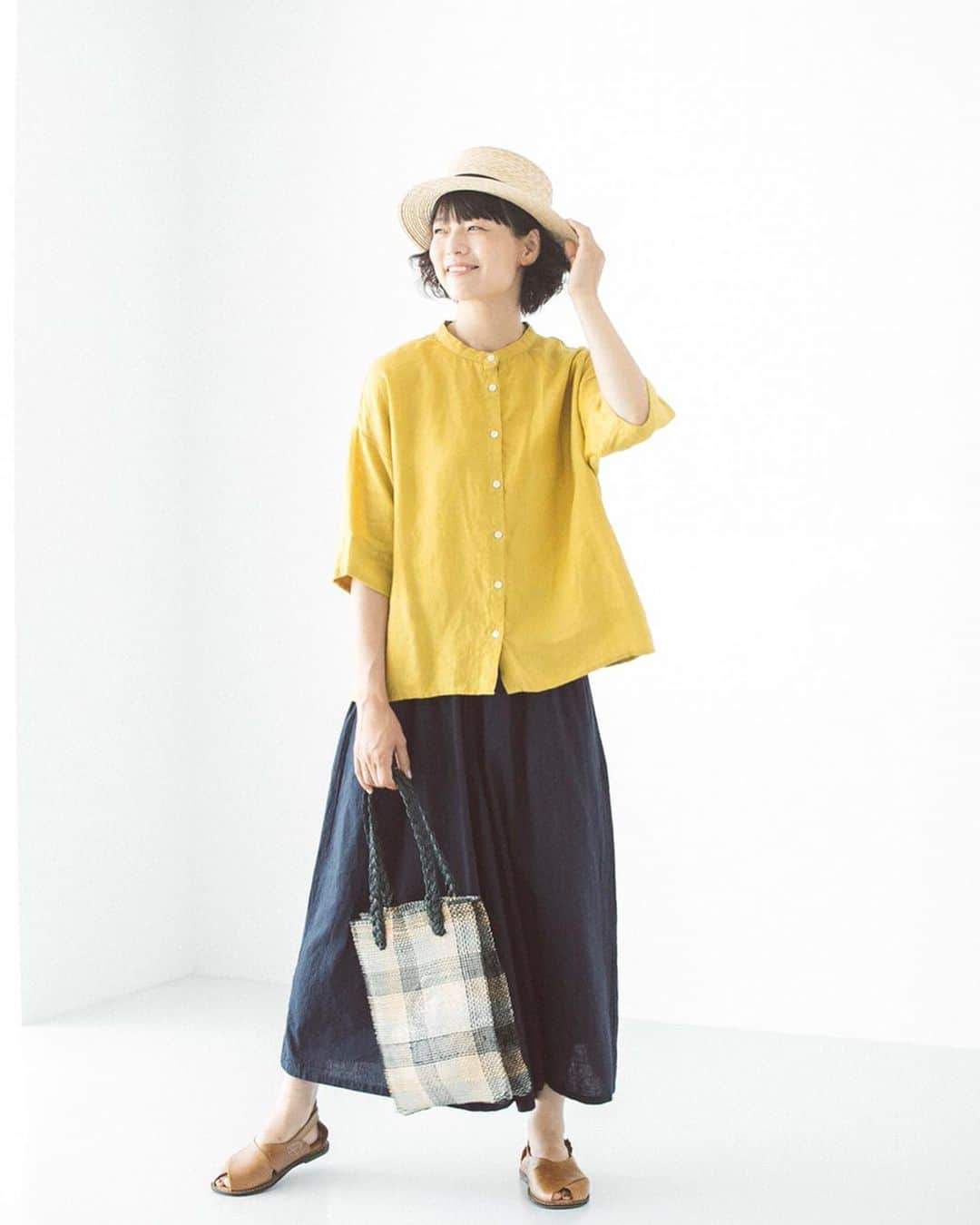 ナチュランさんのインスタグラム写真 - (ナチュランInstagram)「毎日を心地よく【 Crea delice ＆ peniphass 】夏のリネンウェア﻿ ﻿ さらりとしたタッチが夏の肌に心地よい、麻素材を使った新作アイテムが「Crea delice」「peniphass」より届きました。﻿ ふんわりと素肌を包み込むゆったり軽やかな着心地で清涼感ある装いが楽しめる、夏のリネンウェアをご紹介します。﻿ ﻿ ﻿ -----------﻿ ■バンドカラーシャツ［CRD-2A45-0290-A］﻿ ■ゆったりキュロパン［CRD-2A45-0289-A］﻿ 洗いざらしのような風合いが魅力のリネン100％で仕立てた、爽やかなイエローカラーのブラウス。さらっとした肌触りとゆとりのあるシルエットで着心地も快適です。﻿ ロングスカートのような女性らしいシルエットでコーディネートもしやすい、ボリューム感たっぷりなキュロットパンツ。素肌に心地よい軽やかなコットンリネン素材で汗ばむ季節も涼しく過ごせます。﻿ ﻿ ﻿ -----------﻿ ■Vネックロングカーデ［CRD-2A45-0292-A］﻿ ゆったりと開いた深めのVネックが上品なロングカーディガン。切り替えラインにギャザーを加えたゆったりとした身幅で、夏の羽織りとしてデイリーに活躍する1着。レギンスやロングスカートに重ねて前ボタンを留めれば、Vネックワンピースとして楽しむこともできます。﻿ ﻿ ﻿ -----------﻿ ■バンドカラーチュニックブラウス［CRD-2A45-0291-A］﻿ ボタンの下の大きなタックや後ろの切り替えギャザーなど、女性らしい柔らかなシルエットが魅力のチュニックブラウス。細身のパンツできれいめに、ボリューミーなフレアスカートでナチュラルにと、さまざまなコーディネートが楽しめます。﻿ ﻿ ﻿ ﻿ ﻿ ------------------------------﻿ ▶️お買いものは写真内のタグをタップしてくださいね。またはプロフィールからもナチュランへリンクしています。→@natulan_official﻿ ﻿ ▶️写真内のタグは、販売中でも消えている場合がございます。ぜひ、ナチュランの検索窓から、注文番号又は商品名を、検索してみてくださいね。﻿ ﻿ ▶️プロフィール画面では、季節のおすすめ商品や、再入荷情報をご紹介しています。ぜひ、ご覧くださいませ。→@natulan_official﻿ ﻿ ----------- #lifewear #fashion #今日のコーデ #コーディネート #ファッション #ナチュラル #ナチュラン #natulan #日々の暮らし #暮らしを楽しむ #シンプルライフ #シンプルコーデ #大人女子 #大人コーデ #ナチュラルコーデ #リネン服 #リネンワンピース #ワンピースコーデ #リネンカーディガン #ロングカーディガン #羽織り #リネンチュニック #チュニック #チュニックブラウス #チュニックコーデ #Creadelice #クレアデリス #peniphass #ペニファス #natulan_official @ssmiyoss」7月2日 19時55分 - natulan_official