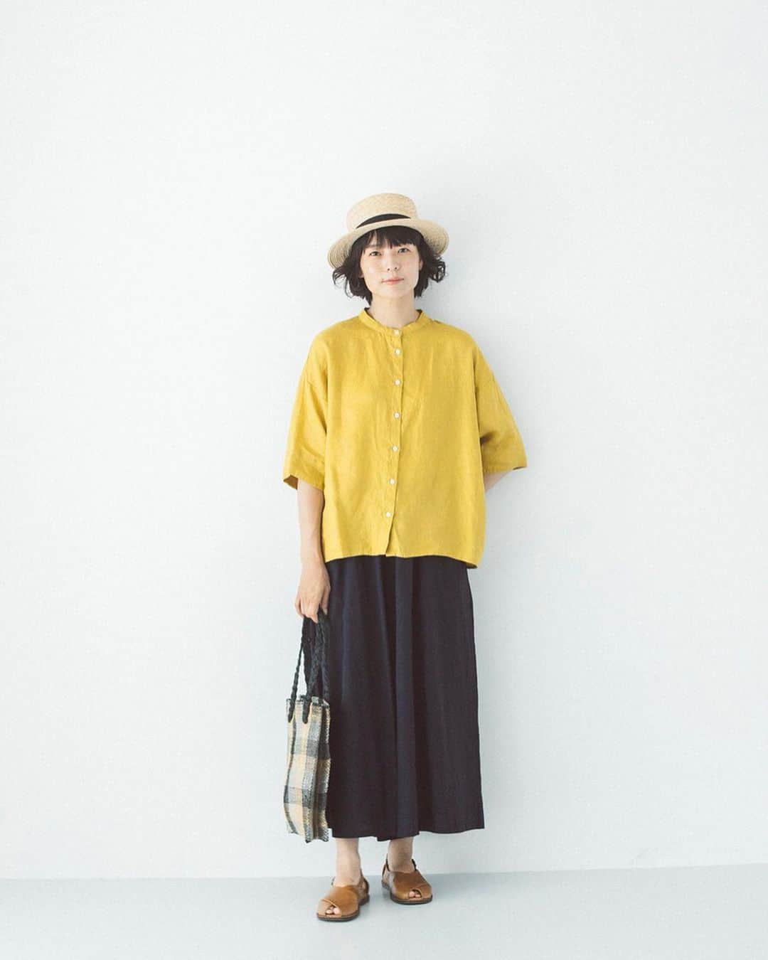 ナチュランさんのインスタグラム写真 - (ナチュランInstagram)「毎日を心地よく【 Crea delice ＆ peniphass 】夏のリネンウェア﻿ ﻿ さらりとしたタッチが夏の肌に心地よい、麻素材を使った新作アイテムが「Crea delice」「peniphass」より届きました。﻿ ふんわりと素肌を包み込むゆったり軽やかな着心地で清涼感ある装いが楽しめる、夏のリネンウェアをご紹介します。﻿ ﻿ ﻿ -----------﻿ ■バンドカラーシャツ［CRD-2A45-0290-A］﻿ ■ゆったりキュロパン［CRD-2A45-0289-A］﻿ 洗いざらしのような風合いが魅力のリネン100％で仕立てた、爽やかなイエローカラーのブラウス。さらっとした肌触りとゆとりのあるシルエットで着心地も快適です。﻿ ロングスカートのような女性らしいシルエットでコーディネートもしやすい、ボリューム感たっぷりなキュロットパンツ。素肌に心地よい軽やかなコットンリネン素材で汗ばむ季節も涼しく過ごせます。﻿ ﻿ ﻿ -----------﻿ ■Vネックロングカーデ［CRD-2A45-0292-A］﻿ ゆったりと開いた深めのVネックが上品なロングカーディガン。切り替えラインにギャザーを加えたゆったりとした身幅で、夏の羽織りとしてデイリーに活躍する1着。レギンスやロングスカートに重ねて前ボタンを留めれば、Vネックワンピースとして楽しむこともできます。﻿ ﻿ ﻿ -----------﻿ ■バンドカラーチュニックブラウス［CRD-2A45-0291-A］﻿ ボタンの下の大きなタックや後ろの切り替えギャザーなど、女性らしい柔らかなシルエットが魅力のチュニックブラウス。細身のパンツできれいめに、ボリューミーなフレアスカートでナチュラルにと、さまざまなコーディネートが楽しめます。﻿ ﻿ ﻿ ﻿ ﻿ ------------------------------﻿ ▶️お買いものは写真内のタグをタップしてくださいね。またはプロフィールからもナチュランへリンクしています。→@natulan_official﻿ ﻿ ▶️写真内のタグは、販売中でも消えている場合がございます。ぜひ、ナチュランの検索窓から、注文番号又は商品名を、検索してみてくださいね。﻿ ﻿ ▶️プロフィール画面では、季節のおすすめ商品や、再入荷情報をご紹介しています。ぜひ、ご覧くださいませ。→@natulan_official﻿ ﻿ ----------- #lifewear #fashion #今日のコーデ #コーディネート #ファッション #ナチュラル #ナチュラン #natulan #日々の暮らし #暮らしを楽しむ #シンプルライフ #シンプルコーデ #大人女子 #大人コーデ #ナチュラルコーデ #リネン服 #リネンワンピース #ワンピースコーデ #リネンカーディガン #ロングカーディガン #羽織り #リネンチュニック #チュニック #チュニックブラウス #チュニックコーデ #Creadelice #クレアデリス #peniphass #ペニファス #natulan_official @ssmiyoss」7月2日 19時55分 - natulan_official