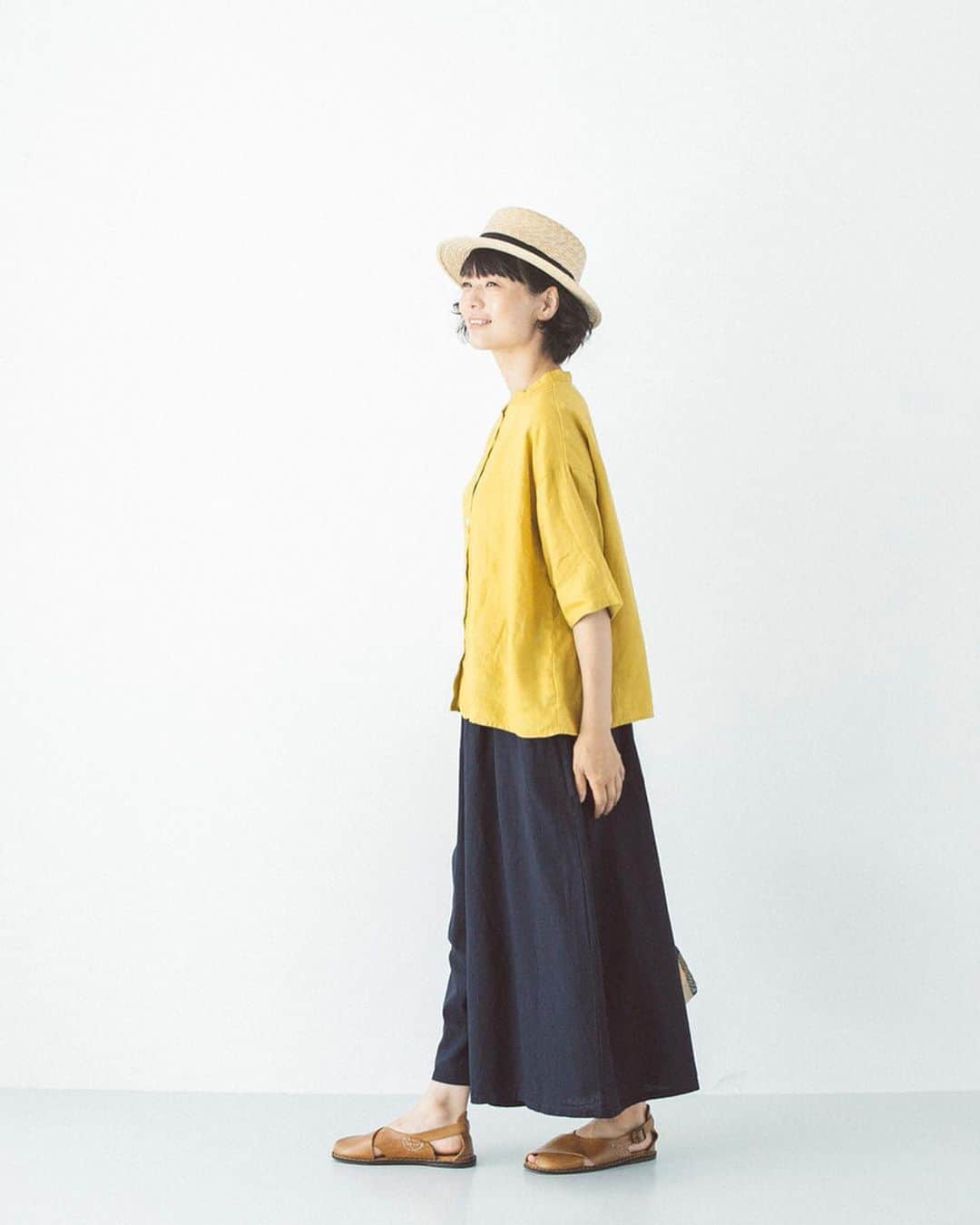 ナチュランさんのインスタグラム写真 - (ナチュランInstagram)「毎日を心地よく【 Crea delice ＆ peniphass 】夏のリネンウェア﻿ ﻿ さらりとしたタッチが夏の肌に心地よい、麻素材を使った新作アイテムが「Crea delice」「peniphass」より届きました。﻿ ふんわりと素肌を包み込むゆったり軽やかな着心地で清涼感ある装いが楽しめる、夏のリネンウェアをご紹介します。﻿ ﻿ ﻿ -----------﻿ ■バンドカラーシャツ［CRD-2A45-0290-A］﻿ ■ゆったりキュロパン［CRD-2A45-0289-A］﻿ 洗いざらしのような風合いが魅力のリネン100％で仕立てた、爽やかなイエローカラーのブラウス。さらっとした肌触りとゆとりのあるシルエットで着心地も快適です。﻿ ロングスカートのような女性らしいシルエットでコーディネートもしやすい、ボリューム感たっぷりなキュロットパンツ。素肌に心地よい軽やかなコットンリネン素材で汗ばむ季節も涼しく過ごせます。﻿ ﻿ ﻿ -----------﻿ ■Vネックロングカーデ［CRD-2A45-0292-A］﻿ ゆったりと開いた深めのVネックが上品なロングカーディガン。切り替えラインにギャザーを加えたゆったりとした身幅で、夏の羽織りとしてデイリーに活躍する1着。レギンスやロングスカートに重ねて前ボタンを留めれば、Vネックワンピースとして楽しむこともできます。﻿ ﻿ ﻿ -----------﻿ ■バンドカラーチュニックブラウス［CRD-2A45-0291-A］﻿ ボタンの下の大きなタックや後ろの切り替えギャザーなど、女性らしい柔らかなシルエットが魅力のチュニックブラウス。細身のパンツできれいめに、ボリューミーなフレアスカートでナチュラルにと、さまざまなコーディネートが楽しめます。﻿ ﻿ ﻿ ﻿ ﻿ ------------------------------﻿ ▶️お買いものは写真内のタグをタップしてくださいね。またはプロフィールからもナチュランへリンクしています。→@natulan_official﻿ ﻿ ▶️写真内のタグは、販売中でも消えている場合がございます。ぜひ、ナチュランの検索窓から、注文番号又は商品名を、検索してみてくださいね。﻿ ﻿ ▶️プロフィール画面では、季節のおすすめ商品や、再入荷情報をご紹介しています。ぜひ、ご覧くださいませ。→@natulan_official﻿ ﻿ ----------- #lifewear #fashion #今日のコーデ #コーディネート #ファッション #ナチュラル #ナチュラン #natulan #日々の暮らし #暮らしを楽しむ #シンプルライフ #シンプルコーデ #大人女子 #大人コーデ #ナチュラルコーデ #リネン服 #リネンワンピース #ワンピースコーデ #リネンカーディガン #ロングカーディガン #羽織り #リネンチュニック #チュニック #チュニックブラウス #チュニックコーデ #Creadelice #クレアデリス #peniphass #ペニファス #natulan_official @ssmiyoss」7月2日 19時55分 - natulan_official