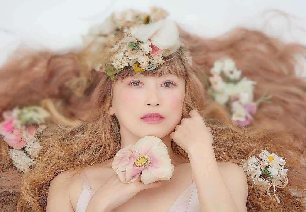 のインスタグラム：「フィルターで印象がこんなに違う しかし写真はマジックだねぇ😆  Photo session 2019 Cameraman @akihiko_yokoi  Hair makeup @fusaetachibana  @paille.dor @baraironoboushi_official  @gabriellepeco」