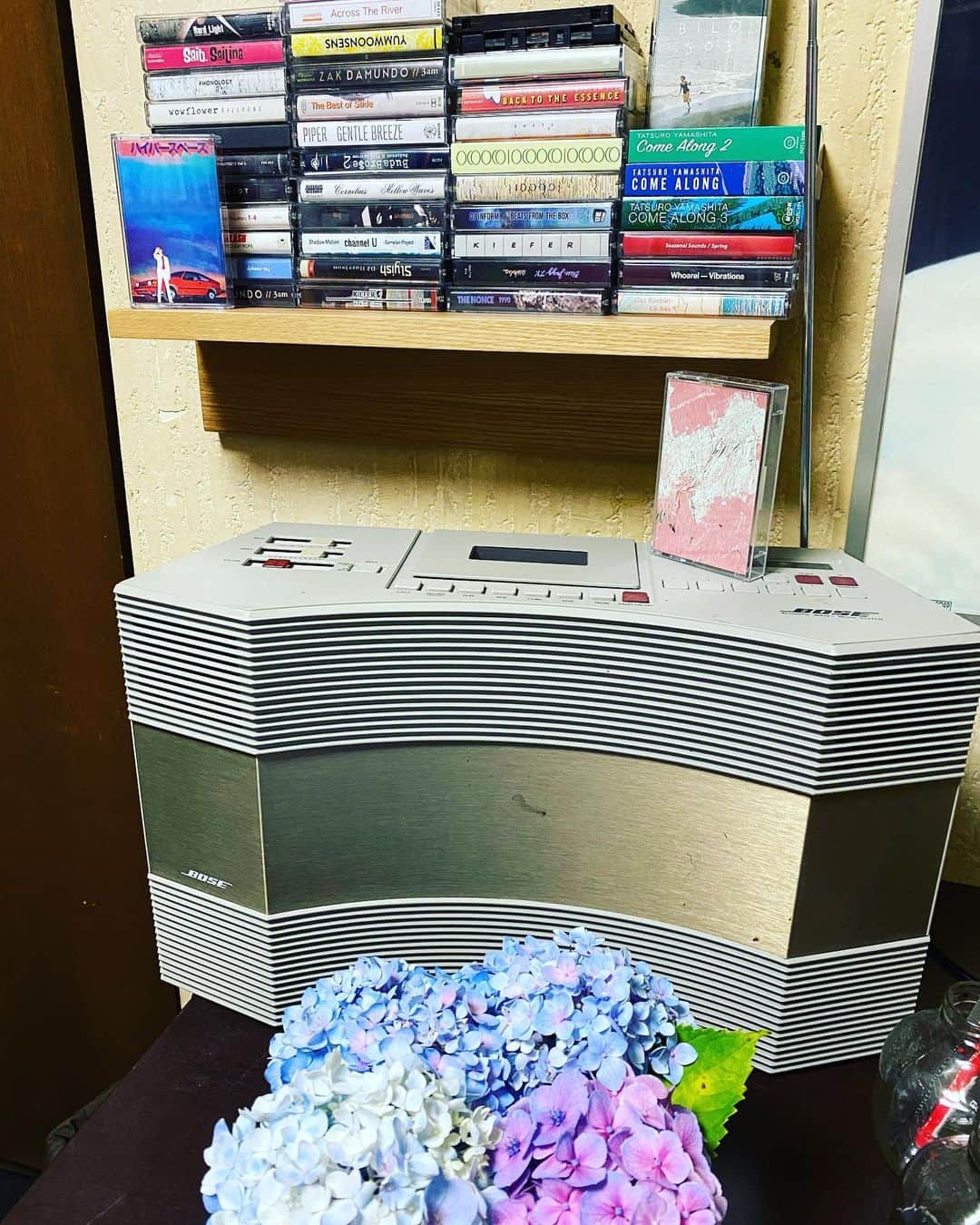大根仁のインスタグラム：「作業部屋のラジカセ周りがカセットテープでぐちゃぐちゃだったので、無印の2千円の棚付けたら落ち着いた。Amazonで無印扱うようになってんのね。」