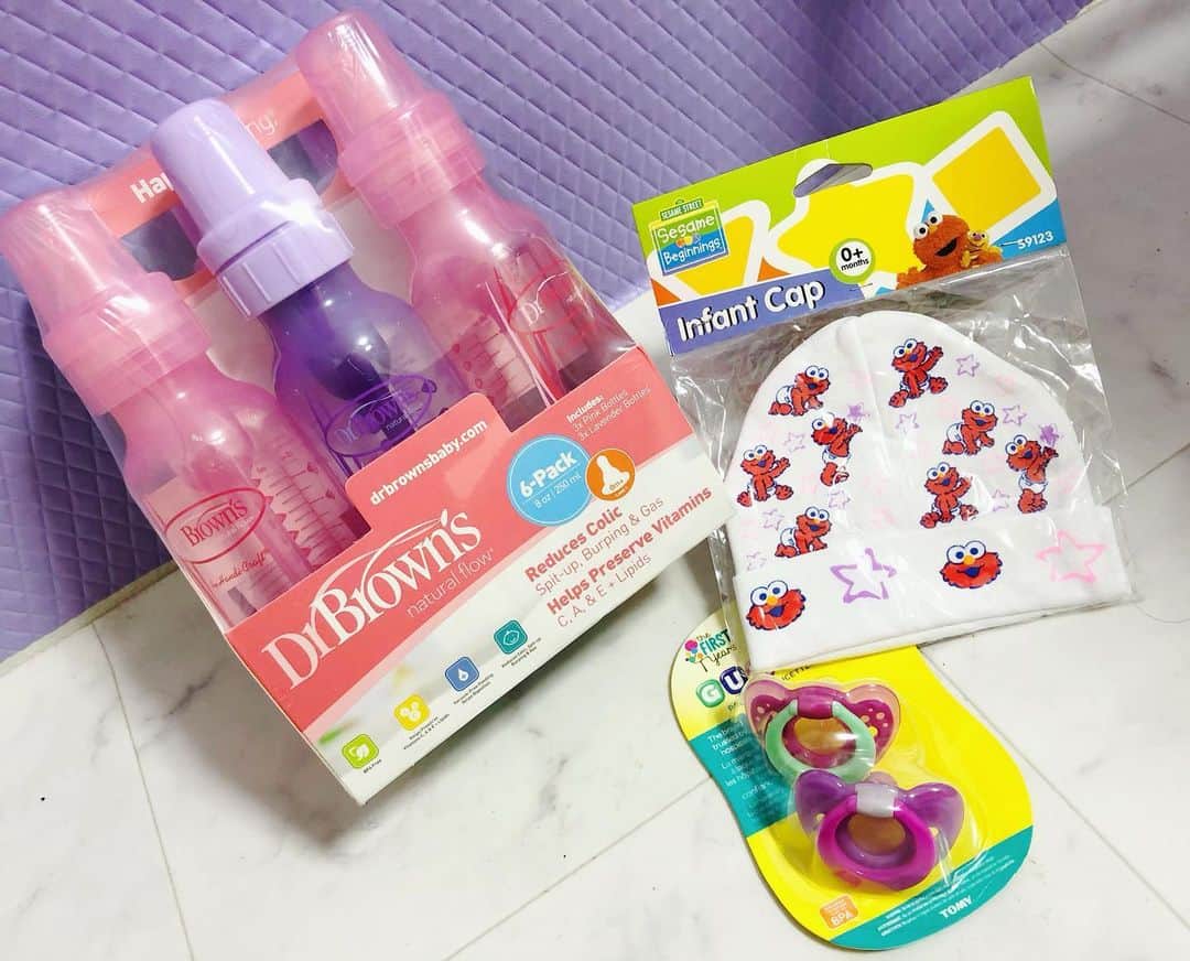 miniのインスタグラム：「家の中の物とか持ち物とかに、すんっごいこだわりがある私👩🏼🧠💓💜💎 もちろんキャロミの持ち物も、なるべくパッケージの可愛いAmericanな物で、デザインや色味の世界観もこだわっちゃう👶🏽😍💓💜💎 ベビーが出来る前から、アメリカ行く度におもちゃ達と👅可愛い赤ちゃんグッズをみつけてはGETしてた私😂 よく皆に子供いないのにって、笑われてバカにされてたけどw やっっと使える時が来た🙌🏾😂😛🍼🌈💘💜 日本には絶対にない色使いとか本当ツボ😍💓💜 妊娠中取ってたグアムは行けなかったから、来年こそはベビー用品買いに✈️行けるといいな✨👶🏽✨ #baby #babygirl #babygoods #drbrowns #pink #pinkworld #pacifier #infantcap」