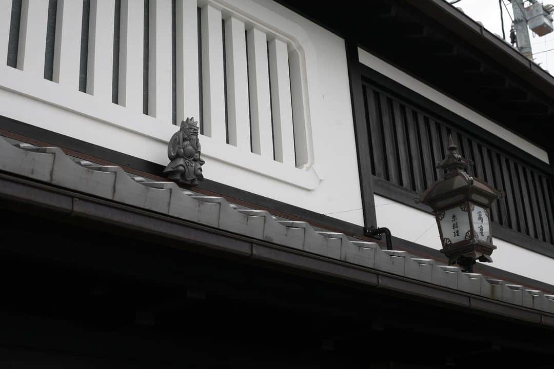 職人.comさんのインスタグラム写真 - (職人.comInstagram)「【京都と鍾馗（しょうき）】  鍾馗は、唐時代に実在した人物といわれ、道教系の神様です。京都では瓦製の鍾馗像が屋根に置かれています。鍾馗像はなぜ京都で流行したのでしょうか？  昔、京都三条の薬屋が屋根に立派な鬼瓦を据えたところ、向かいの家の奥さんが原因不明の病に倒れました。向かいの鬼瓦が悪いものを全部弾くため、彼女の家に来てしまったのでは、とのことでした。そこで、鬼より強いとされる鍾馗の像を瓦屋に作ってもらい屋根に置くと、病気はすぐに治りました。  その後、魔除けの神・鍾馗様の話が京都中に伝わり、鬼瓦の向かいの屋根には鍾馗像が置かれるようになりました。今日でも鍾馗像のある家は多く見られます。 @shokunincom  #職人ドットコム #萬重 #鬼瓦 #京都市 #京都旅行 #京都巡り #京都観光 #手仕事 #暮らしの道具 #暮らしを楽しむ #モノづくり #ものづくり #工芸品 #民芸 #民藝 #民芸品 #手工芸 #豊かな食卓 #キッチングラム #手作りのある暮らし #器のある暮らし #焼き物 #日本🇯🇵 #鍾馗 #鍾馗さん #鍾馗様 #鍾馗像 #しょうき #ショウキ #魔除けの神」7月2日 20時06分 - shokunincom