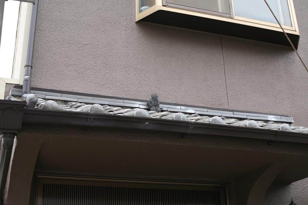 職人.comさんのインスタグラム写真 - (職人.comInstagram)「【京都と鍾馗（しょうき）】  鍾馗は、唐時代に実在した人物といわれ、道教系の神様です。京都では瓦製の鍾馗像が屋根に置かれています。鍾馗像はなぜ京都で流行したのでしょうか？  昔、京都三条の薬屋が屋根に立派な鬼瓦を据えたところ、向かいの家の奥さんが原因不明の病に倒れました。向かいの鬼瓦が悪いものを全部弾くため、彼女の家に来てしまったのでは、とのことでした。そこで、鬼より強いとされる鍾馗の像を瓦屋に作ってもらい屋根に置くと、病気はすぐに治りました。  その後、魔除けの神・鍾馗様の話が京都中に伝わり、鬼瓦の向かいの屋根には鍾馗像が置かれるようになりました。今日でも鍾馗像のある家は多く見られます。 @shokunincom  #職人ドットコム #萬重 #鬼瓦 #京都市 #京都旅行 #京都巡り #京都観光 #手仕事 #暮らしの道具 #暮らしを楽しむ #モノづくり #ものづくり #工芸品 #民芸 #民藝 #民芸品 #手工芸 #豊かな食卓 #キッチングラム #手作りのある暮らし #器のある暮らし #焼き物 #日本🇯🇵 #鍾馗 #鍾馗さん #鍾馗様 #鍾馗像 #しょうき #ショウキ #魔除けの神」7月2日 20時06分 - shokunincom