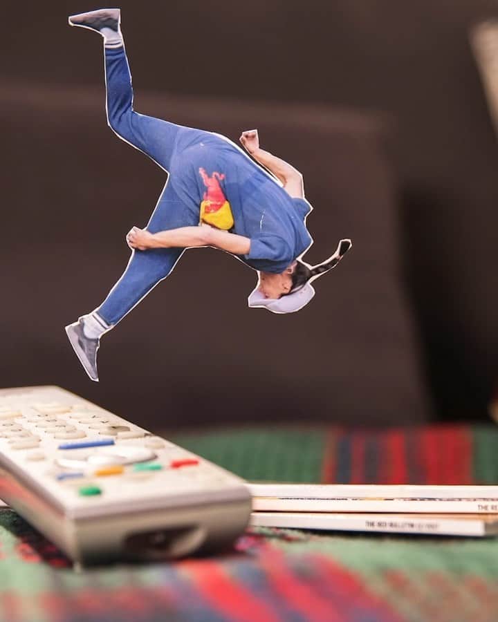 レッドブルのインスタグラム：「us: so what've you been up to at home the last few months? @gonurigo: ...big things 😏  🏃‍♀️: @hazalnhr #redbull #givesyouwings #parkour #stopmotion #photography」