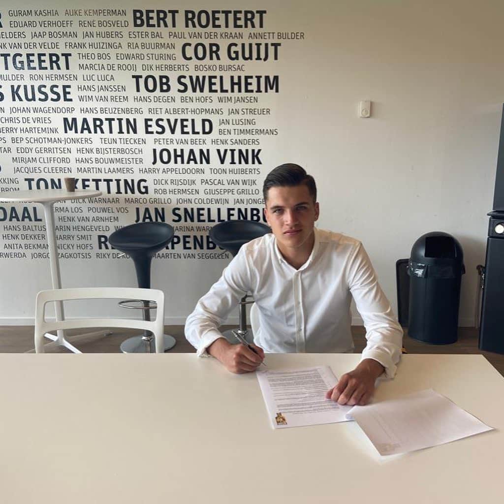 フィテッセさんのインスタグラム写真 - (フィテッセInstagram)「Weer twee talenten die bij Vitesse hun eerste contract hebben ondertekend 🖋  Gefeliciteerd jongens! 🙏🏼  #Vitesse」7月2日 20時01分 - mijnvitesse
