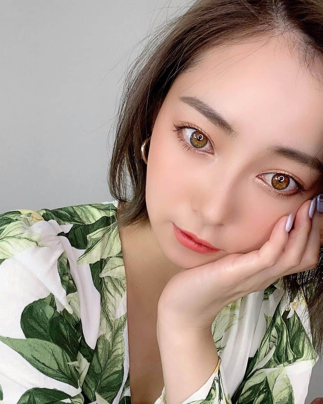 山口夏実さんのインスタグラム写真 - (山口夏実Instagram)「気付いたら7月だね！🤭 半年が早かったな〜😟💨 今年トレンドのグリッターメイク✨ 今回は日焼けっぽくチークを塗って眉毛はしっかりめに😊今年は夏っぽいことできるかな🐠 このメイク動画はまたどこかでＵＰするよ🌿😋 ＊ ＊ #夏メイク#夏#海メイク#コスメ#メイク動画#アフロート#美容師#メイクアカウント#natsumi_make #コスメ#新作コスメ」7月2日 20時02分 - natsumi19910625