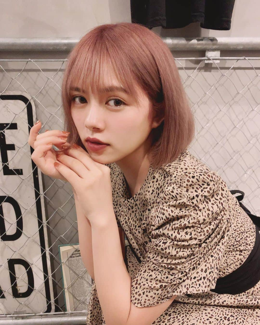 鷹野日南さんのインスタグラム写真 - (鷹野日南Instagram)「Pink hair 🧠 . . 2回ブリーチしてピンクちょすに変身 . . すぐ色落ちしそうだけど堪能します🤍 . . 親友のmiyuにやってもらったんだけど ひなのインスタみたで30%になるって〜❤︎ . ひなの昔話聞くのとかやめてねwwww . .  #newhair #ヘアカラー #ピンクベージュ  #ピンクヘアー　#ボブ　#ボブヘアー #サロンモデル #pink #❤︎」7月2日 20時11分 - hinachan.3