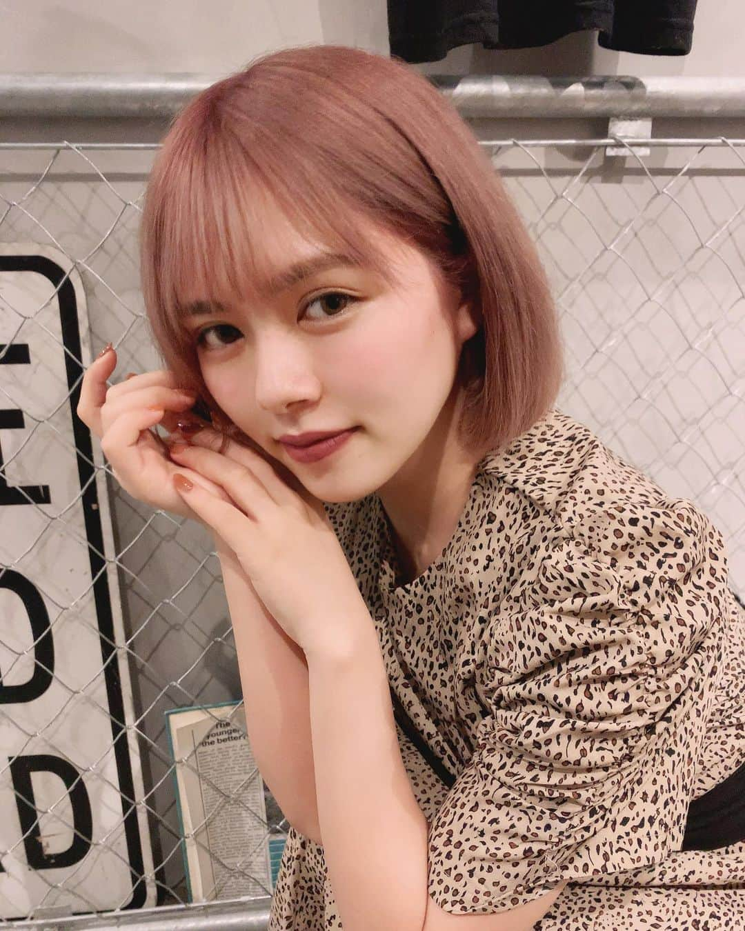 鷹野日南さんのインスタグラム写真 - (鷹野日南Instagram)「Pink hair 🧠 . . 2回ブリーチしてピンクちょすに変身 . . すぐ色落ちしそうだけど堪能します🤍 . . 親友のmiyuにやってもらったんだけど ひなのインスタみたで30%になるって〜❤︎ . ひなの昔話聞くのとかやめてねwwww . .  #newhair #ヘアカラー #ピンクベージュ  #ピンクヘアー　#ボブ　#ボブヘアー #サロンモデル #pink #❤︎」7月2日 20時11分 - hinachan.3