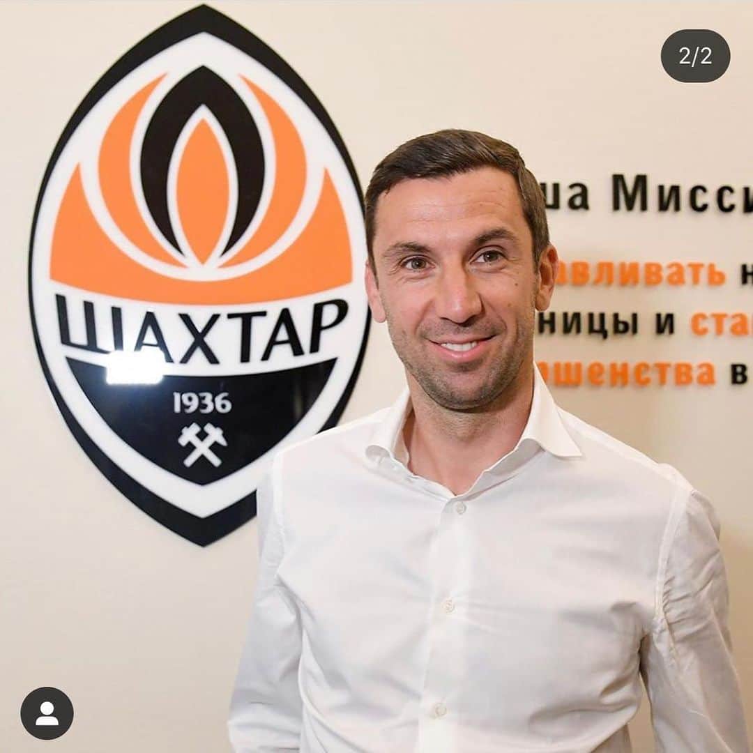 ダリヨ・スルナさんのインスタグラム写真 - (ダリヨ・スルナInstagram)「I am very glad to be appointed as Director of Football at FC Shakhtar! I thank you to everyone who supported and trusted in me. I have been at FC Shakhtar for the past 17 years, during that time I came a long way, acquired huge experience, learned a lot. Now my personal goal is to share knowledge and make the club, the team and our youth academy even more successful. For Shakhtar the most important title is the next one. Everything we achieved so far, and we achieved more than anyone ever expected, is already our history. That is why I’m going to work with huge pleasure and I will do my best in order to convert our ambitions into our traditions, to keep wining trophies, to develop Shakhtar, to raise the professional level of the club and to delight our fans  with beautifully attacking football. The best is yet to come! Always yours, Darijo! ##Очень рад новому назначению на должность  Директор по футболу ФК «Шахтер»! Спасибо всем, кто меня поддерживает и доверяет. Я 17 лет в «Шахтере» и за это время прошёл большой путь, получил большой опыт, многому научился. Теперь моя цель - поделиться знаниями и сделать клуб, команду и Академию сильнее. Для «Шахтера»  самый важный трофей - это следующий трофей. Все что мы выиграли до сегодняшнего дня - это уже история. Поэтому, с огромным удовольствием и усердием буду работать, чтобы  наши амбиции превращать в традиции, продолжать  выигрывать титулы, развивать «Шахтер», поднимать клуб на новый профессиональный уровень и радовать болельщиков красивым атакующим футболом.⚒😘❤️」7月2日 20時14分 - darijosrna