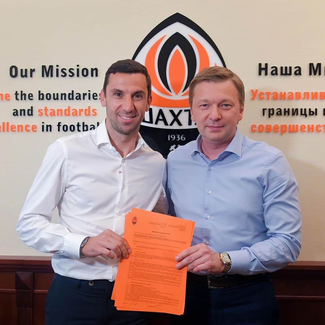 ダリヨ・スルナさんのインスタグラム写真 - (ダリヨ・スルナInstagram)「I am very glad to be appointed as Director of Football at FC Shakhtar! I thank you to everyone who supported and trusted in me. I have been at FC Shakhtar for the past 17 years, during that time I came a long way, acquired huge experience, learned a lot. Now my personal goal is to share knowledge and make the club, the team and our youth academy even more successful. For Shakhtar the most important title is the next one. Everything we achieved so far, and we achieved more than anyone ever expected, is already our history. That is why I’m going to work with huge pleasure and I will do my best in order to convert our ambitions into our traditions, to keep wining trophies, to develop Shakhtar, to raise the professional level of the club and to delight our fans  with beautifully attacking football. The best is yet to come! Always yours, Darijo! ##Очень рад новому назначению на должность  Директор по футболу ФК «Шахтер»! Спасибо всем, кто меня поддерживает и доверяет. Я 17 лет в «Шахтере» и за это время прошёл большой путь, получил большой опыт, многому научился. Теперь моя цель - поделиться знаниями и сделать клуб, команду и Академию сильнее. Для «Шахтера»  самый важный трофей - это следующий трофей. Все что мы выиграли до сегодняшнего дня - это уже история. Поэтому, с огромным удовольствием и усердием буду работать, чтобы  наши амбиции превращать в традиции, продолжать  выигрывать титулы, развивать «Шахтер», поднимать клуб на новый профессиональный уровень и радовать болельщиков красивым атакующим футболом.⚒😘❤️」7月2日 20時14分 - darijosrna