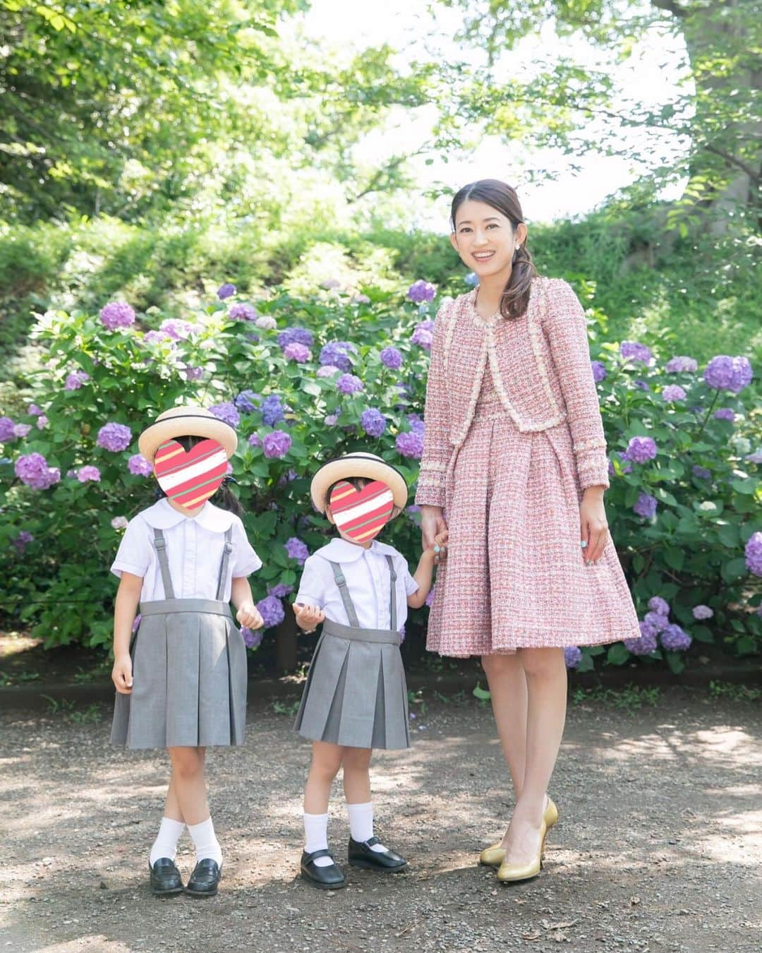 小沢真珠さんのインスタグラム写真 - (小沢真珠Instagram)「先月、春に撮れなかった下の娘の制服写真を @kaji.photographさんに撮って頂きました。今回は紫陽花をバックに姉妹で、朝の空いてる時間に撮影しました。2人の送り迎え、同じ幼稚園なのでだいぶ楽になりましたが、毎日体温チェックなど気が抜けない状況です。。  #長女#年長#次女#制服#デビュー#入園#年少#紫陽花#初夏#夏服 #多摩川台公園#子育て日記 3歳#天パ#5歳#コズレ#ママリ#親バカ部#姉妹ママ#女の子ママ#ベビフル#sisters#instakids」7月3日 7時10分 - maju_ozawa