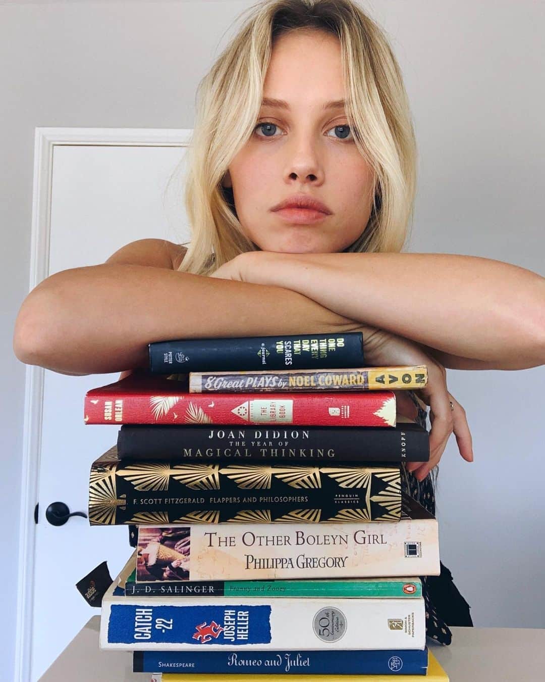 グレイシー・ドジーニーのインスタグラム：「📚」