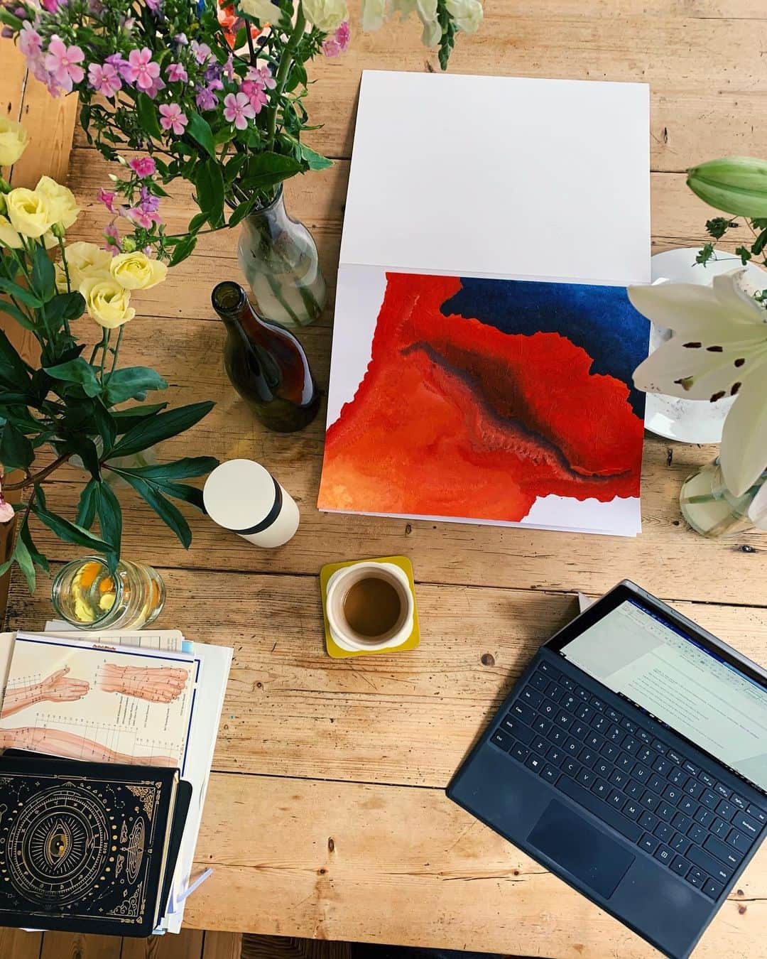 Amelia Zadroのインスタグラム：「As you can see I like working on a few different things at once.. I’ve been feeling a bit lost with what to share lately, I’d love to hear what kinds of content you enjoy on my social media and what you’d love more of? ❤️」