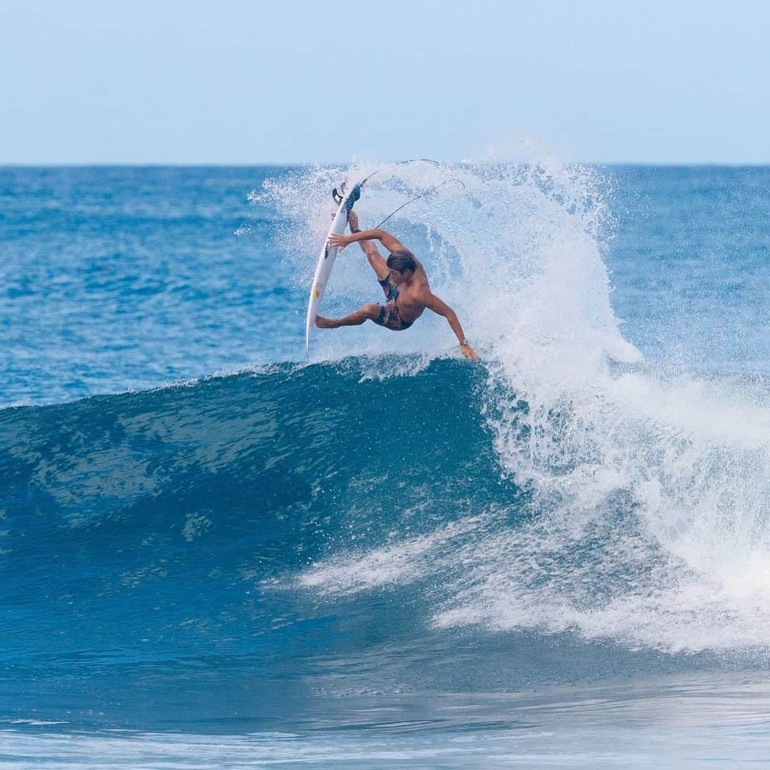 クイックシルバーさんのインスタグラム写真 - (クイックシルバーInstagram)「Waves like this are always fun. But let’s be honest — they’re even more fun in warm water. @kanoaigarashi, kicking the tail to the sky in a fresh pair of Quiksilver boardshorts. ⁣ ⁣ #QuikRecycledForRadness」7月3日 5時42分 - quiksilver