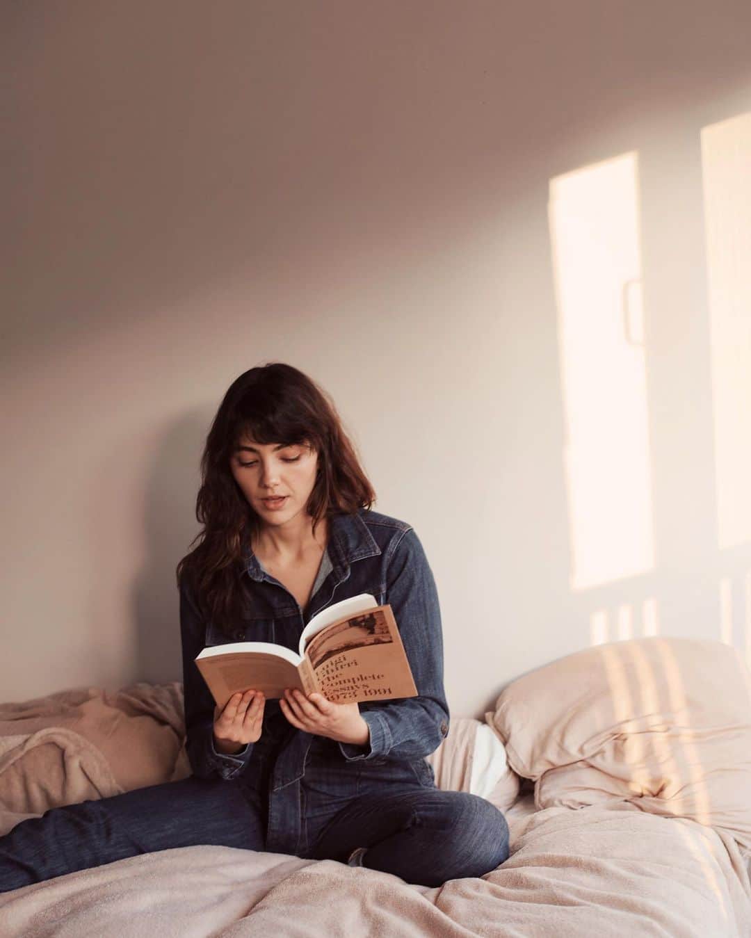 Amelia Zadroのインスタグラム：「📚 I’m starting an online book club w @bhollitt & a small group of humans who would like a regular space to continue to work on personally dismantling their white privilege or any subconscious mental patterns of race-based dominance, in the support of community ✊🏻✊🏾✊🏿 If you’re interested in joining us, keep reading : It will be less than 8 people Meeting once every 2 weeks to reflect on 2 chapters and 2 questions from the book ‘Waking up White’ by Debby Irving Created with the intention to provide a space for us each to reflect on, unpack & dismantle our own internalised white privilege and any layers of subconscious race-based dominance that we might be accustomed to because of the system we live in, together, supported by community. It is also ultimately to support each other in finding authentic and sustainable ways to continue momentum of the anti-racism movement in our individual lives and communities. ~ this won’t just be a mental discussion but a space that encourages embodied processing, feeling & releasing emotions that arise with the content ~ The time zone will be UK/EU & AUS friendly. Please send me a DM if you’d like to join us & let me know why you’d like to do it and what you hope to get out of it.  I’ll respond based on the first ones that come through that feel most aligned with the group intention 💛 Image by @lenarachoudhury」