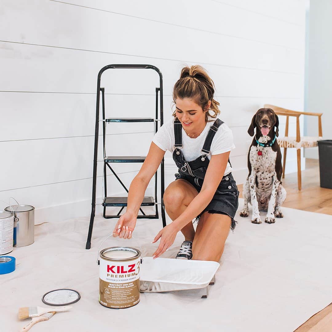 ジョジョ・フレッチャーのインスタグラム：「BEFORE & AFTER!💃🏻 The DIY enthusiast in me lovessss transforming spaces. We’re in the process of turning our former home into a new office space and with this extra time at home I was finally able to get to work on it. My design vision was to create a relaxing and moody feel so I started by repainting the walls. Here’s my #1 pro tip when painting… start with primer! I used @kilzbrand 3 Premium Primer to cover up some wall stains, but starting first with primer made the color so much more vibrant and will protect the finish longer.  Im OBSESSED with how this space turned out!  As you’re working on painting projects, head on over to @kilzbrand to find out why priming makes such a huge difference. Paint color is Kettle Black by KILZ! #sponsored #kilz #diywithjojo #diy #beforeandafter」