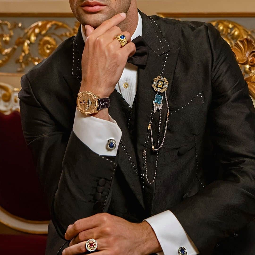 ドルチェ&ガッバーナさんのインスタグラム写真 - (ドルチェ&ガッバーナInstagram)「The Alta Gioielleria look includes a pink gold “Leonardo” watch and white gold cufflinks with blue sapphires and diamonds. On his jacket, two gem-enriched stickpin brooches are pinned. Two yellow gold rings with rubies, diamonds and other jewels are also featured.    #DGAltaGioielleria #DGAltaOrologeria #DGFattoAMano #MadeInItaly #DolceGabbana #DGMen」7月3日 6時00分 - dolcegabbana