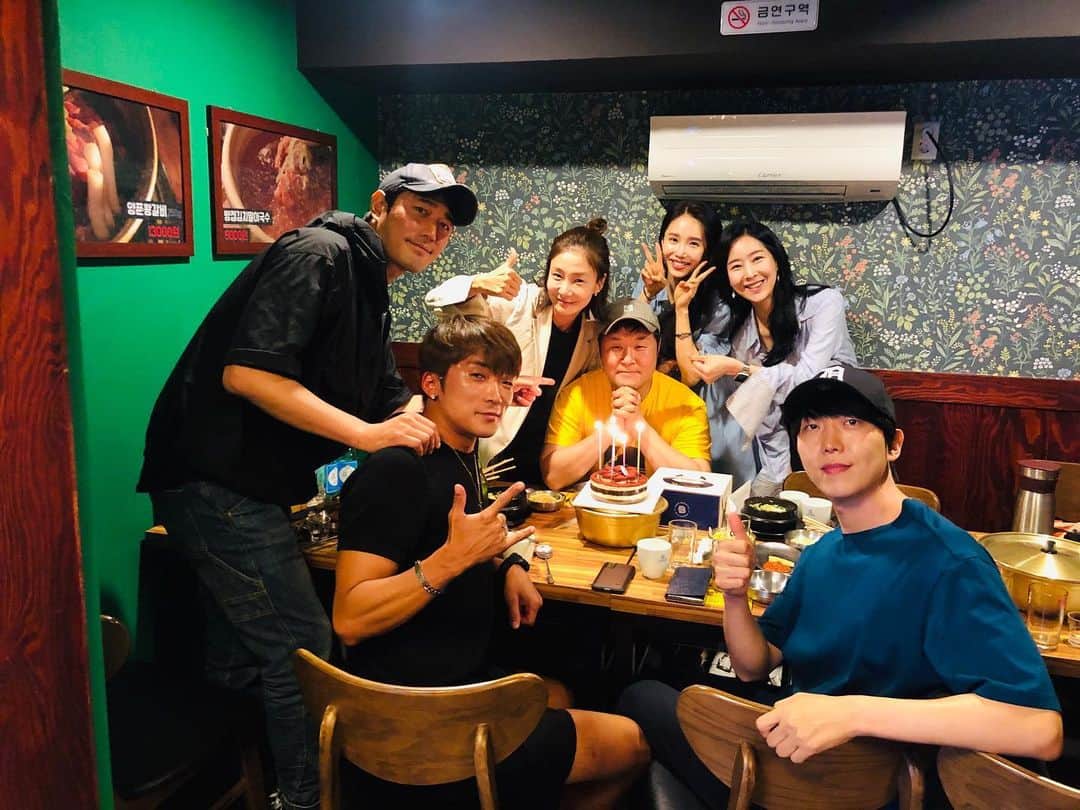 チョ・ハンソンのインスタグラム：「영화는 끝났지만 우정은 끝까지 갑니다!! #마차타고고래고래  #사회적거리두기  #박효주  #김신의  #윤경호 #김재범  #양예승  #린지」