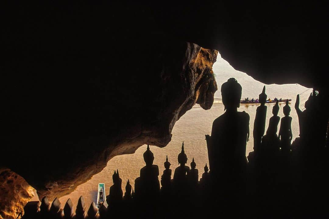 Michael Yamashitaさんのインスタグラム写真 - (Michael YamashitaInstagram)「High above the banks of the Mekong, 3000 Buddhas inside the Pak Ou Cave welcome travelers to the city of Luang Prabang, a few miles downstream by pirogue. #luangprabang #mekongriver #mekong #laos #buddha #pakoucaves」7月3日 6時10分 - yamashitaphoto