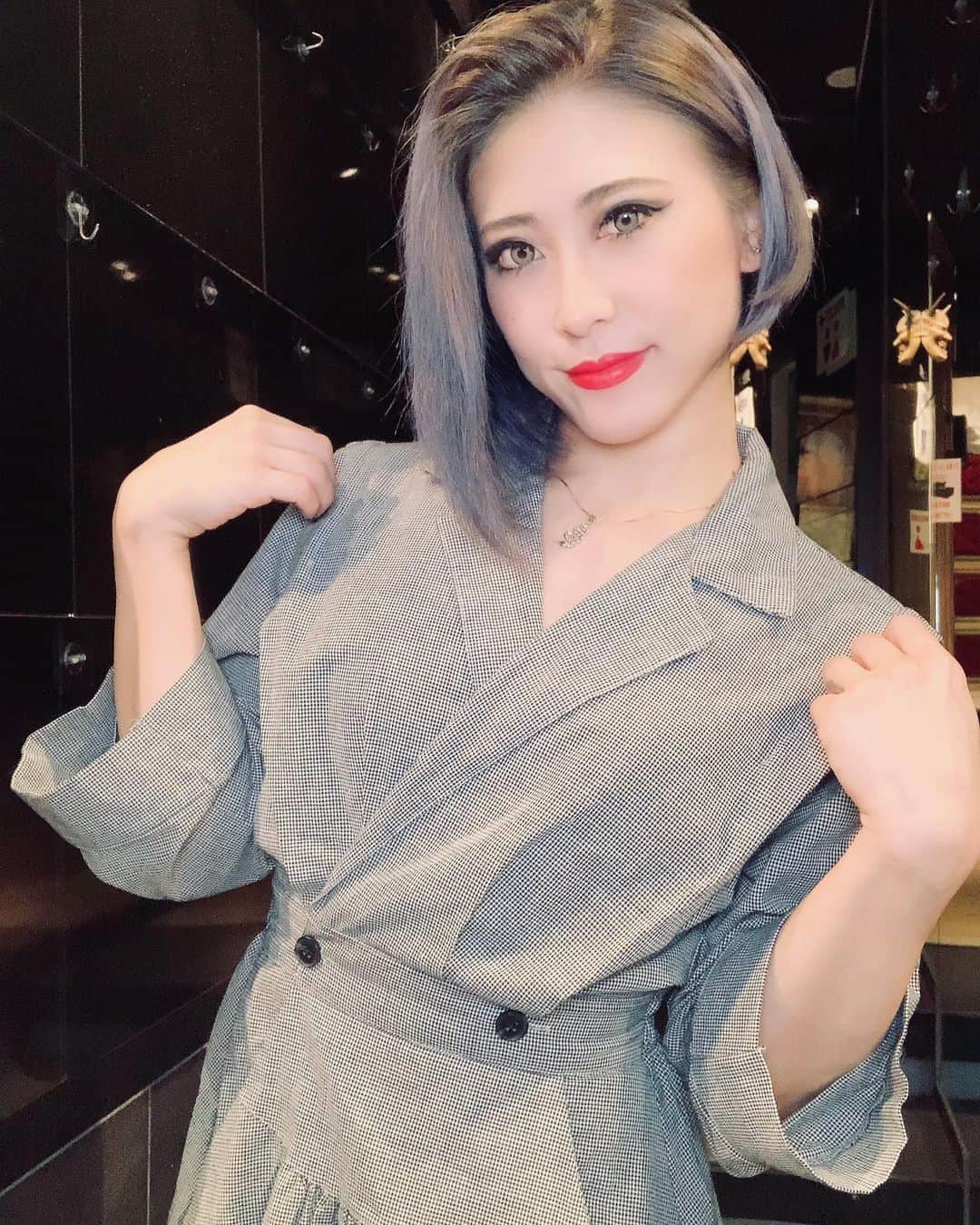 Kumiのインスタグラム：「. お洒落して出掛けたいなぁ〜👗 . 最近は暑くなってきたので、 南国に行った気分を味わうために プライベート用ビキニをお店で着て テンション上げてます👙👙👙 . . .」