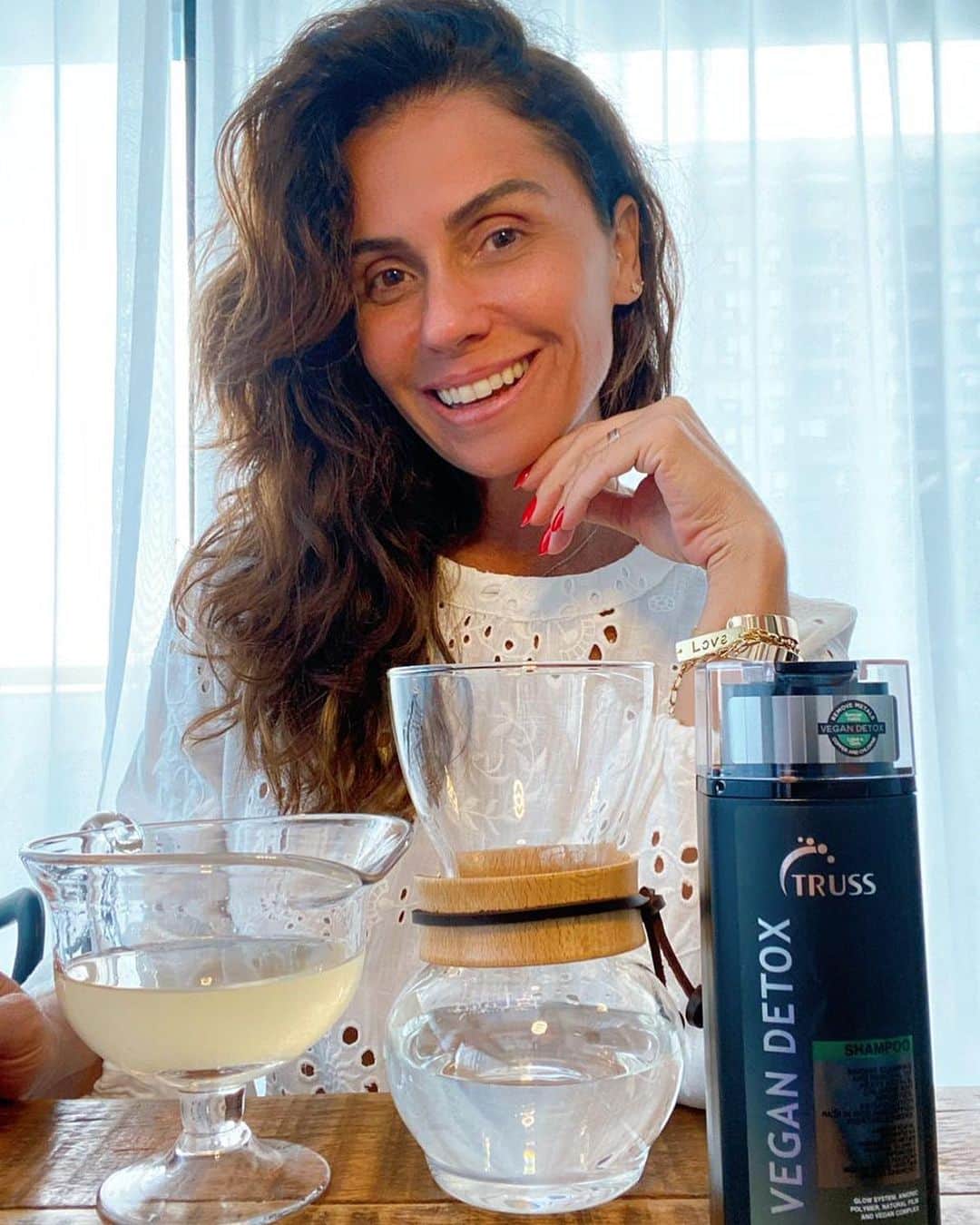 Giovanna Antonelliのインスタグラム：「A @trusshair me convidou para fazer um teste com o novo Shampoo Vegan Detox 🌱 Ele remove as impurezas, retira metais pesados, cloro e as poluições dos fios, além de formar uma película protetora, que impede a penetração de resíduos deixados pela água.  O melhor é que o Shampoo fornece tudo isso, com uma fórmula 100% vegana 💚 O resultado é incrível! Corre lá nos meus stories para saber mais sobre o teste que fiz. #LoucasPorTruss #Soquemusaentende」