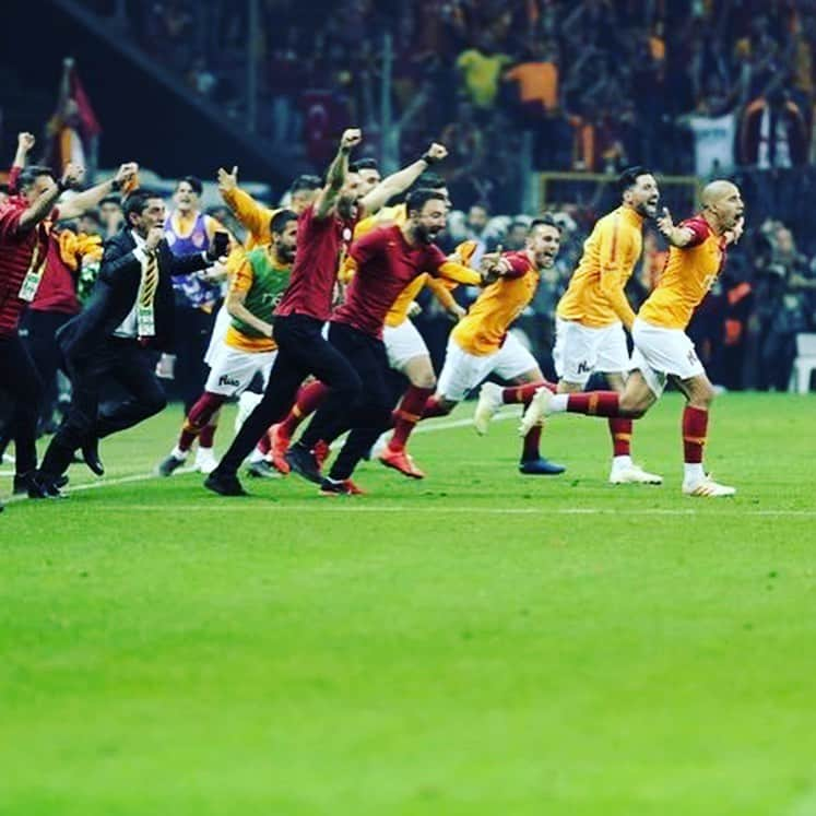 鬼木祐輔さんのインスタグラム写真 - (鬼木祐輔Instagram)「Dünyanın en harika kulüp ve taraftar Galatasaray🦁🔥💛❤️ Seni çok seviyorum😘  Şampiyon Cimbom🙌🏻🙌🏻🙌🏻🔝🔝🔝 #bugüngünlerdengalatasaray」7月3日 6時19分 - norishirodukuri