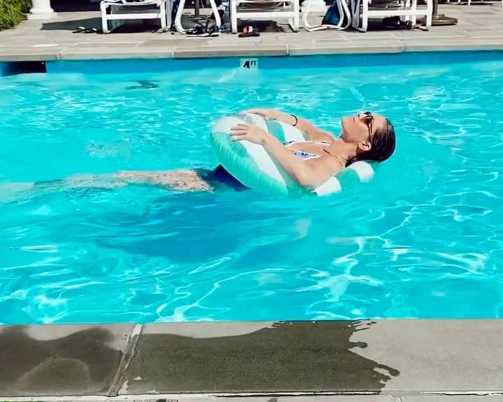 ヒラリー・ローダのインスタグラム：「in heaven 🏊🏼‍♀️💦」