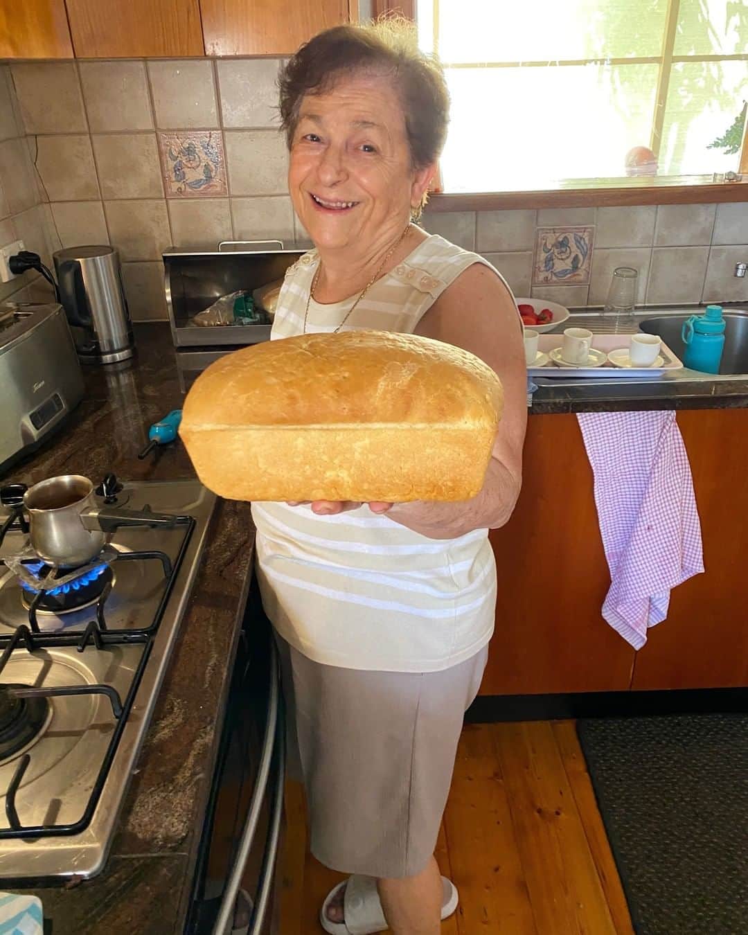 ケイラ・アイトサインズさんのインスタグラム写真 - (ケイラ・アイトサインズInstagram)「THROWBACK! My Yiayia was making fresh bread LONG before it was cool. 🤣⁣ ⁣ I know you ladies want her recipe and promise I asked her it but she still hasn't given it to me!! She also never measures anything, so I guess she doesn't really have a recipe anyway!!⁣ ⁣ My sister and I have been making our own versions of this bread and I shared the recipe recently, who tried it?? Do you have any bread making tips for me?⁣ ⁣ #BBGatHome #SWEATatHome」7月3日 6時30分 - kayla_itsines