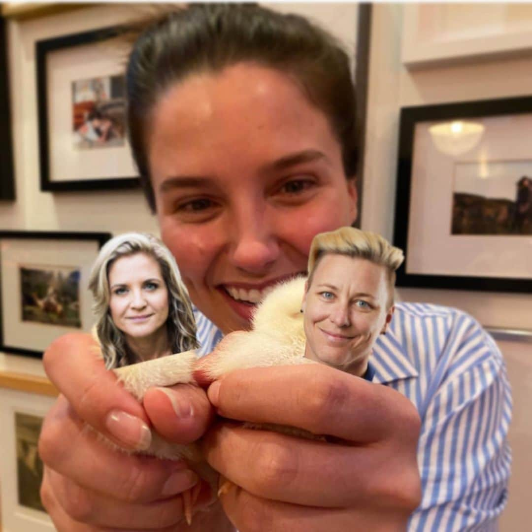 ソフィア・ブッシュさんのインスタグラム写真 - (ソフィア・ブッシュInstagram)「And in the midst of all the things, we find our joy. The flock keeps growing 💛🐥 #Repost @glennondoyle ・・・ Got this pic and text last night from my sister Sophia Bush -- lover of all humans and animals -- who has used her quarantine to foster dogs and is now lovingly raising chicks and naming them after fierce women.  FRIENDS:  MEET ABBY AND G -- Swipe through for our Little G and Abby’s Bios. We love them so much.  Soph, please keep your cabinets open. It will make G much more comfortable.    Love in Life And In Hens,  Big G and A  #UntamedChicks #ChickLit @sophiabush」7月3日 6時46分 - sophiabush