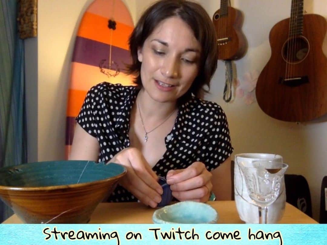 KATのインスタグラム：「I am working on Kintsugi projects on twitch for the next three hours. 3-6pm PST link is in the bio if you want to come hang with me. ☺️ これから3時間金継ぎ最中をtwitch でストリーミングします！　是非遊びに来てね！　(7:00-10:00)  Link is in the bio」
