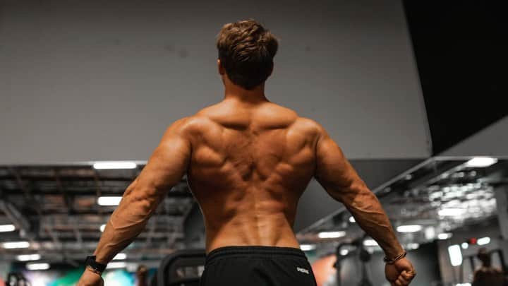スティーブ・クックのインスタグラム：「Back day!! You ready to attack the back.  What’s your mindset when you start a workoutZ can be at home or in the gym. Are you giving it 💯? Get better, get worse or stay the same. Up to you  1. Weighted pull ups - 10,8,6,6 2. Pendlay row -8,8,8,8 Tri-set 3. Pull down  4. Seat cable row 5. Pull over  @fitnessculturetraining  📸 @Man_indivan」