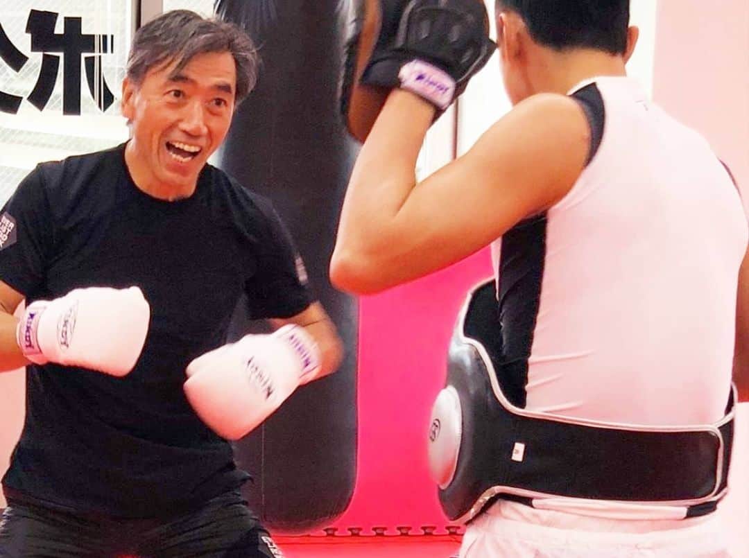 梅野源治のインスタグラム：「❴FamilyMart 澤田社長とお話した時に印象に残った言葉❵  僕は失敗したとしても最後には必ず成功すると思っています。だから社員はたくさんいるけど不安は全くない。 仕事が楽しいし、ずっと現役でいたい！ どんなにお金をもらおうがやりたくない仕事はやらないんです。 後で、お金で動いたって自分のことを思いたくないから！　 #かっこいい #familymart #ceo  頑張ってきた過程と結果を出し続けている人の言葉には力があるな〜😊💯  俺も頑張ろう🙌🤜」
